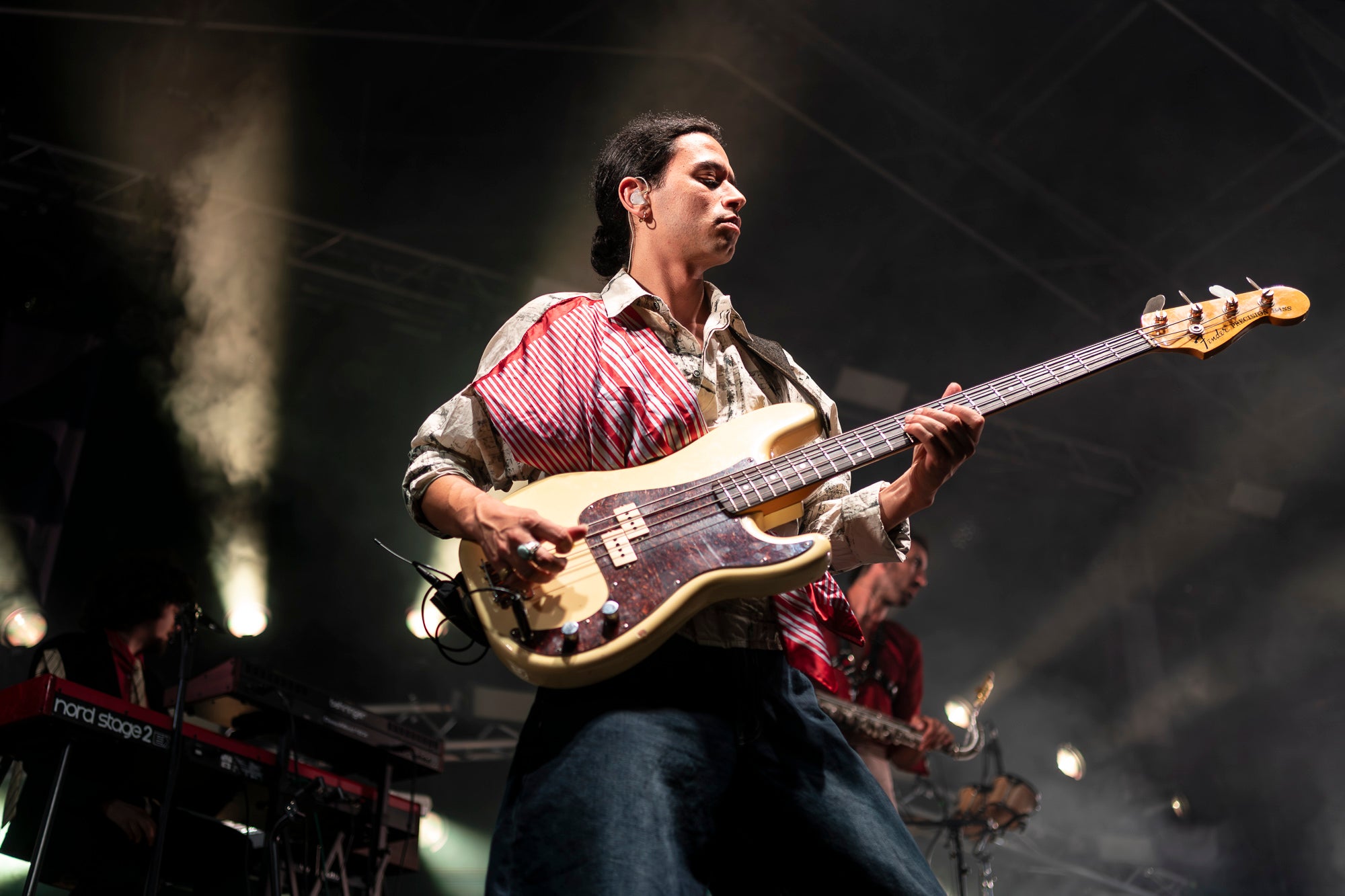 La plaça Vella s’ha rendit a la Ludwig Band en aquesta nit de dilluns de Festa Major. La banda formada per Gabriel Bosch, Quim Carandell, Roger Cassola, Pau Esteve, Andreu Galofré i Lluc Valverde ha presentat el seu darrer disc, “Pel barri es comenta”, i ho ha fet en plena forma. Amb una ambientació més urbana, però mantenint les lletres sofisticades i plenes d’ironia, el grup ha mostrat un so més madur i envolvent. La Ludwig també ha aprofitat per recordar els seus grans temes, i el públic s’ho ha passat d’allò més bé. 