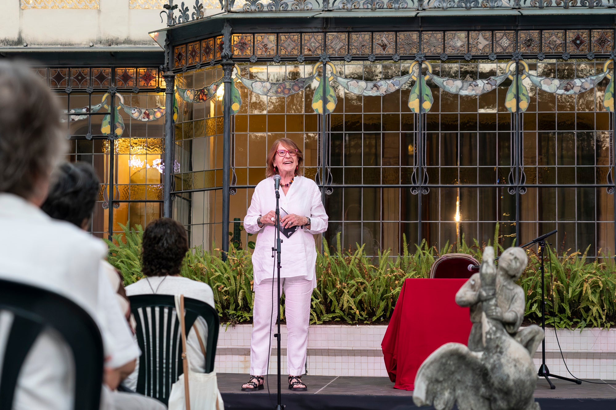 Terrassa va acollir ahir divendres, 3 de juliol, la Nit de la Poesia als Jardins de la Casa Alegre de Sagrera, un dels esdeveniments culturals més destacats de la programació Festa Major de Terrassa. Enguany, la jornada va tractar d'un recital basat en les traduccions de Stefan Zweig i Joan Vinyoli i va comptar amb les interpretacions de Rosa Cadafalch, Marissa Josa i Joan Grimalt al piano | Mireia Comas