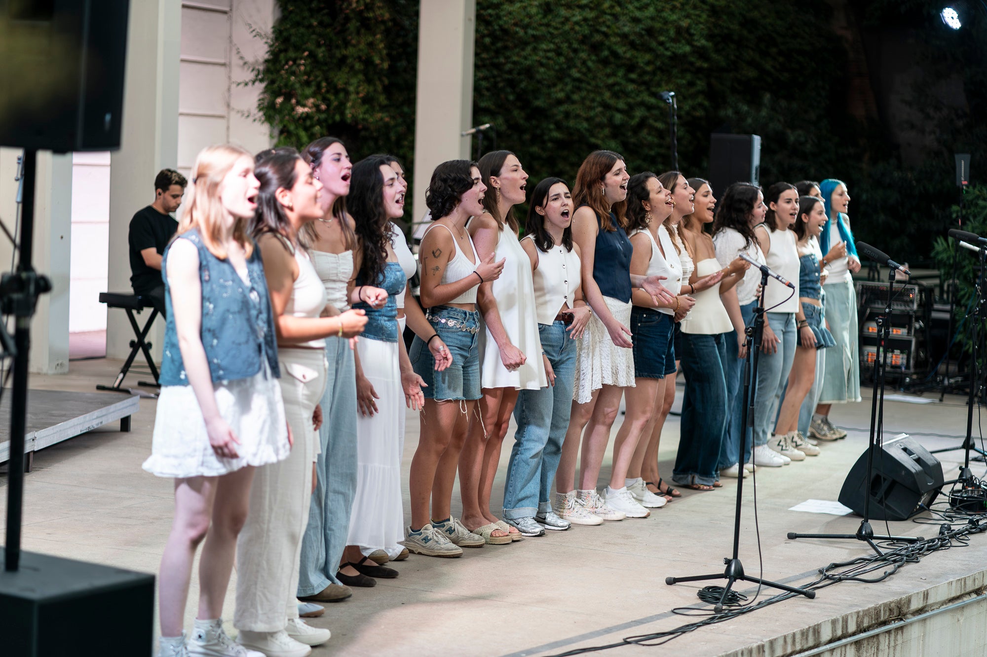Aquest dissabte de Festa Major, l’amfiteatre del Parc de Sant Jordi ha acollit un concert molt especial. La coral Ohana ha portat el seu darrer espectacle, creat especialment per celebrar el seu 10è aniversari. La formació ha commemorat una dècada de música, amistat i creació col·lectiva amb una actuació que ha consistit en les cançons que han marcat la seva trajectòria. El concert del 10è aniversari proposa un recorregut per les peces que millor representen la història d’Ohana i ha inclòs, com sempre, alguna sorpresa. I és que segons han explicat les seves integrants, es tracta de l’espectacle que millor resumeix l’essència del projecte: una combinació de música, emoció, amistat i treball que ha definit la coral durant aquests deu anys