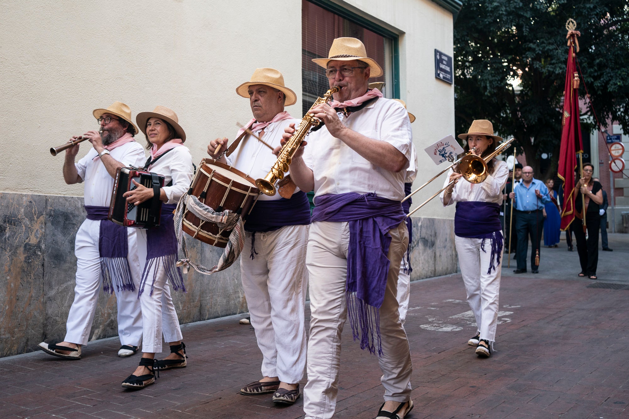 El Ball de Plaça 2026 tenia l'expectativa que ja s'ha fet amb els Protocols de la Festa Major de Terrassa actualitzats i estableix que són els grups de cultura popular els qui decideixen amb quins regidors ballen i amb quins no. El ritual ha començat aquest diumenge al matí partint el seguici de l'Ajuntament per anar cap a la missa de la catedral del Sant Esperit i sortint en acabar de l'ofici per a participar a la plaça Vella dels balls de l'Esbart Egarenc, els Nans amb els seus capgrossos, els Bastoners, el Drac, els Gegants i l'Àliga de Terrassa. Dels 27 regidors presents, tres s'han quedat sense parella però l'acte ha estat més serè que el de l'any passat | Mireia Comas