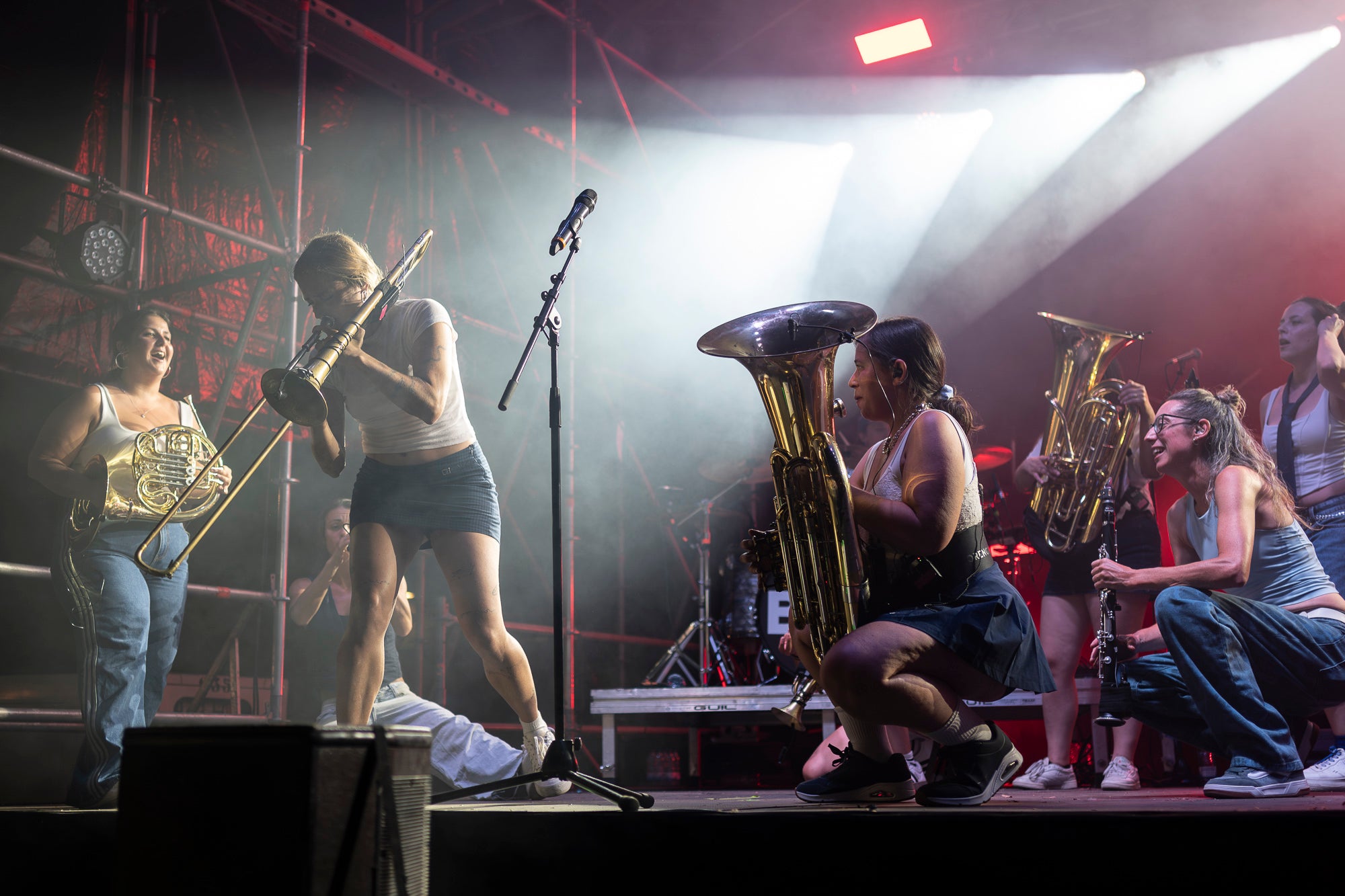 La Balkan Paradise Orchestra van ser unes de les encarregades d'obrir el programa de concerts de la Festa Major de Terrassa, fent ballar a tota la Plaça Vella. Aquesta actuació de la banda barcelonina va formar part de la gira Game Sessions Tour que estan realitzant aquest 2026 | Mireia Comas