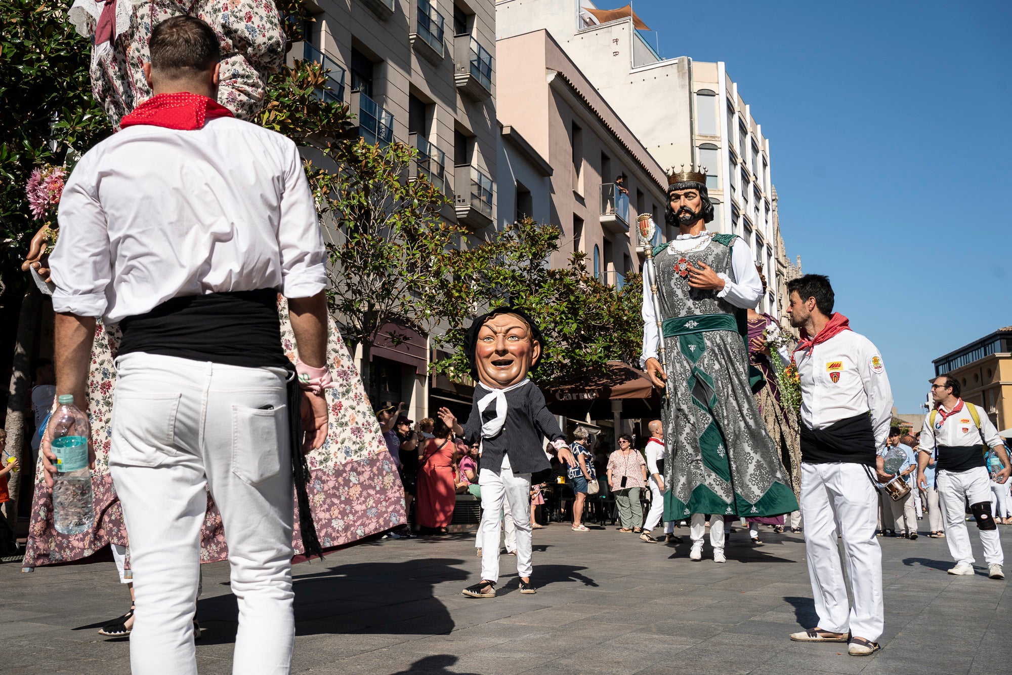Els carrers de Terrassa han tornat a acollir la Cercavila de Festa Major, la mostra de cultura popular i tradicional catalana de la ciutat. Enguany, l'acte ha comptat amb la presència de totes les colles protocol·làries; el Drac de Terrassa, els Geganters de Terrassa, Nans i Capgrossos de Terrassa, l'Esbart Egarenc, els Bastoners de Terrassa, els Minyons de Terrassa, els Castellers de Terrassa, els Diables de Terrassa i l'Àliga de Terrassa. A més, també actuat les colles sardanistes de la ciutat, les colles geganteres, les colles de diables i les colles d'imatgeria de foc, entre d'altres entitats culturals | Mireia Comas