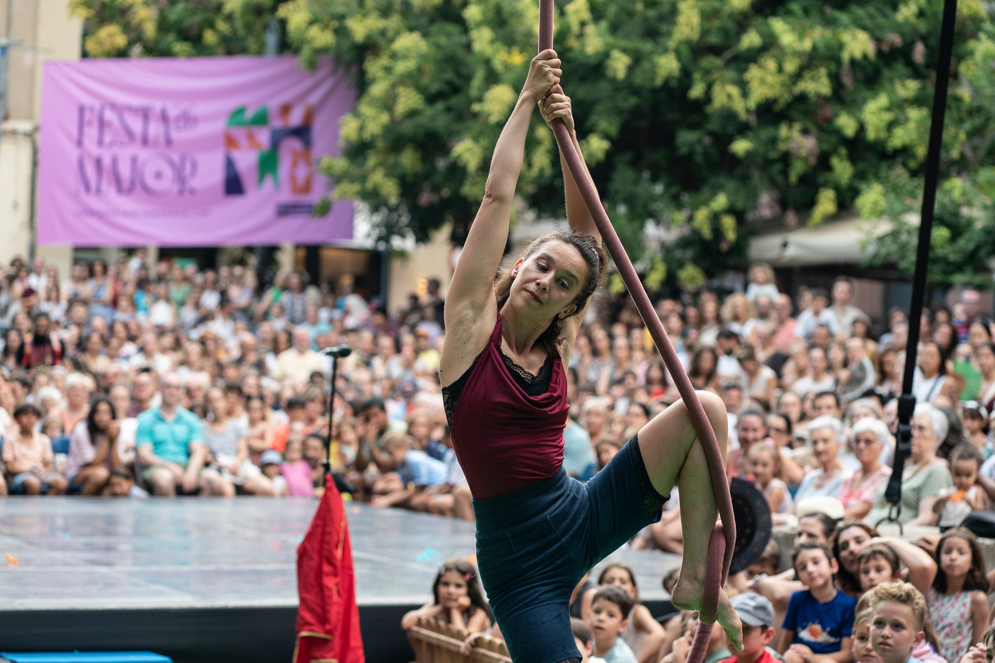 La plaça Vella ha acollit aquest dimarts la Gran Gala de Circ de Festa Major, a càrrec de l'Associació de Circ Tub d'Assaig 7.70. L'esdeveniment ha estat conduït per Alba Valldaura i Àngela Monge, amb música d’Oriol Gonzàlez i Cia. Grans i petits van quedar bocabadats amb una pila de números sorprenents: barra russa, verticals a duo, corda fluixa i patinatge.