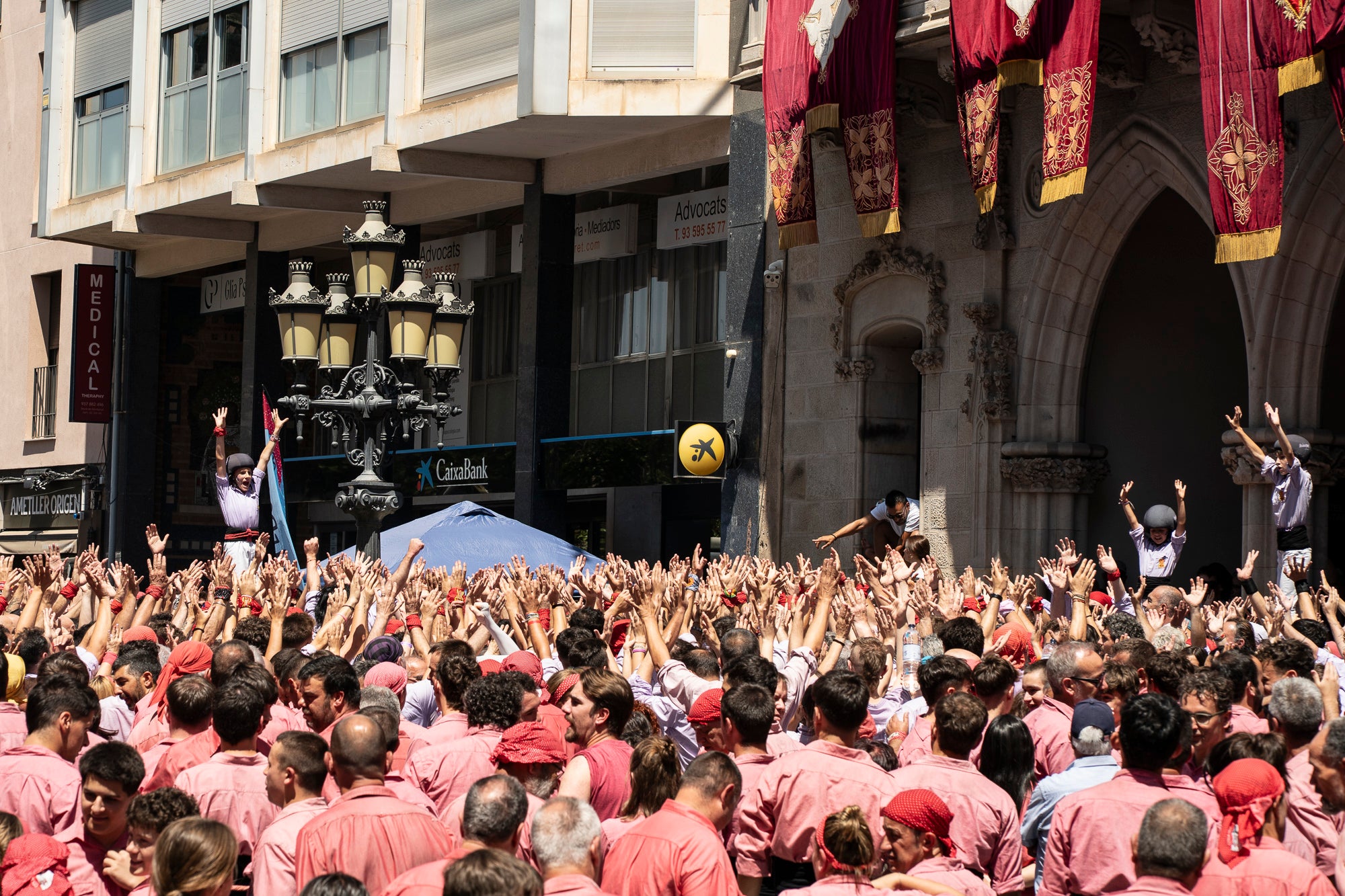 El Raval de Terrassa va acollir aquest diumenge, dia 5 de juliol, la gran actuació castellera de la Festa Major de Terrassa. Eufòria per als Minyons de Terrassa que van fer la seva millor actuació de la temporada i van estrenar fins a tres castells a plaça: el 4 de 9 amb folre, el 2 de 9 amb folre i manilles i el pilar de 7 amb folre. A més de tancar la tripleta de castells de 9 amb el 3 de 9 amb folre. Van patir més els Castellers de Terrassa que van començar molt bé amb la Torre de 7, però van patir dos intents del 4d8. Per culpa d’això, van anar sobre segur i van optar pel 7d7 i el 3d7 aixecat per sota que els van sortir rodons. Per acabar, la colla vella dels Xiquets de Valls van portar el 3d9, el 4d9f, el 4d8p i el p7f.