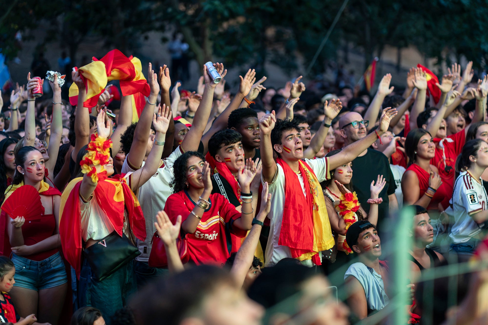 L'Espai Vela del parc de Vallparadís de Terrassa es va omplir aquest diumenge a la nit amb 8.500 aficionats per seguir en pantalla gran i animació des de l'escenari la final del Mundial de futbol a Nova York entre les seleccions d'Espanya i l'Argentina. L'emoció es va mantenir fins a la segona part de la pròrroga quan el jugador del Barça Ferran Torres va marca l'1-0 definitiu, que va donar la corona planetària a un combinat amb els terrassencs Dani Olmo i Marc Pubill. Entre els assistents també hi havia aficionats del conjunt de Messi. A causa de la calor i aquestes emocions, es van haver d'efectuar algunes evacuacions de seguidors | Mireia Comas