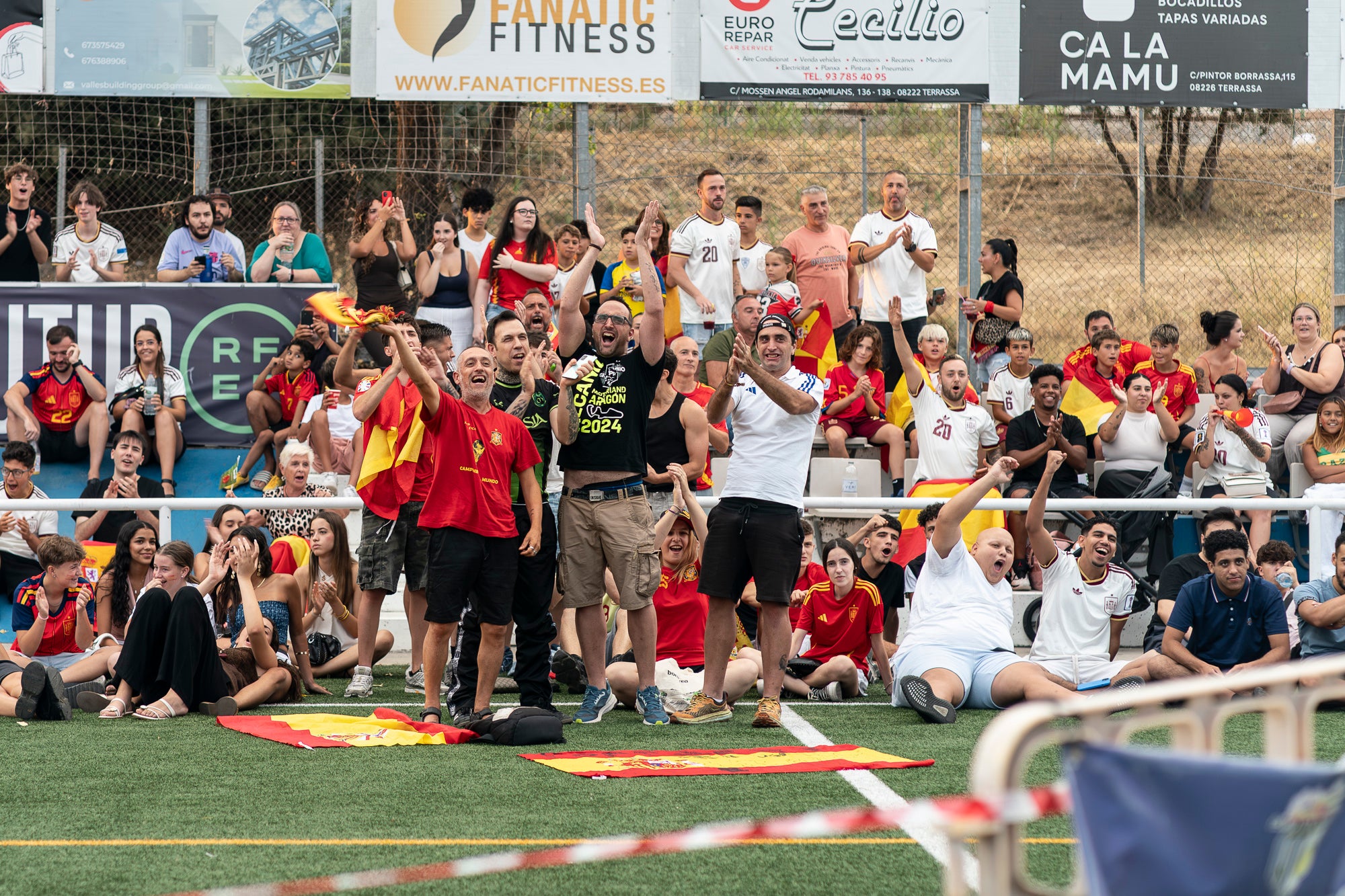 Eufòria al camp municipal de Ca N'Anglada de Terrassa per la victòria de la selecció espanyola. Desenes de persones han seguit aquest divendres a la nit en pantalla gran el partit de quarts de final del Mundial de futbol contra Bèlgica (2 a 1). Dani Olmo ha tornat a ser titular, mentre que Marc Pubill ha seguit el matx des de la banqueta. La Roja ha patit més del que s’esperava. S’ha avançat amb un gol de Fabian Ruiz (30’), però els belgues han empatat al 41. Mikel Merino ha tornat a donar el triomf amb un gol al 88 que ha desfermat l’alegria. 