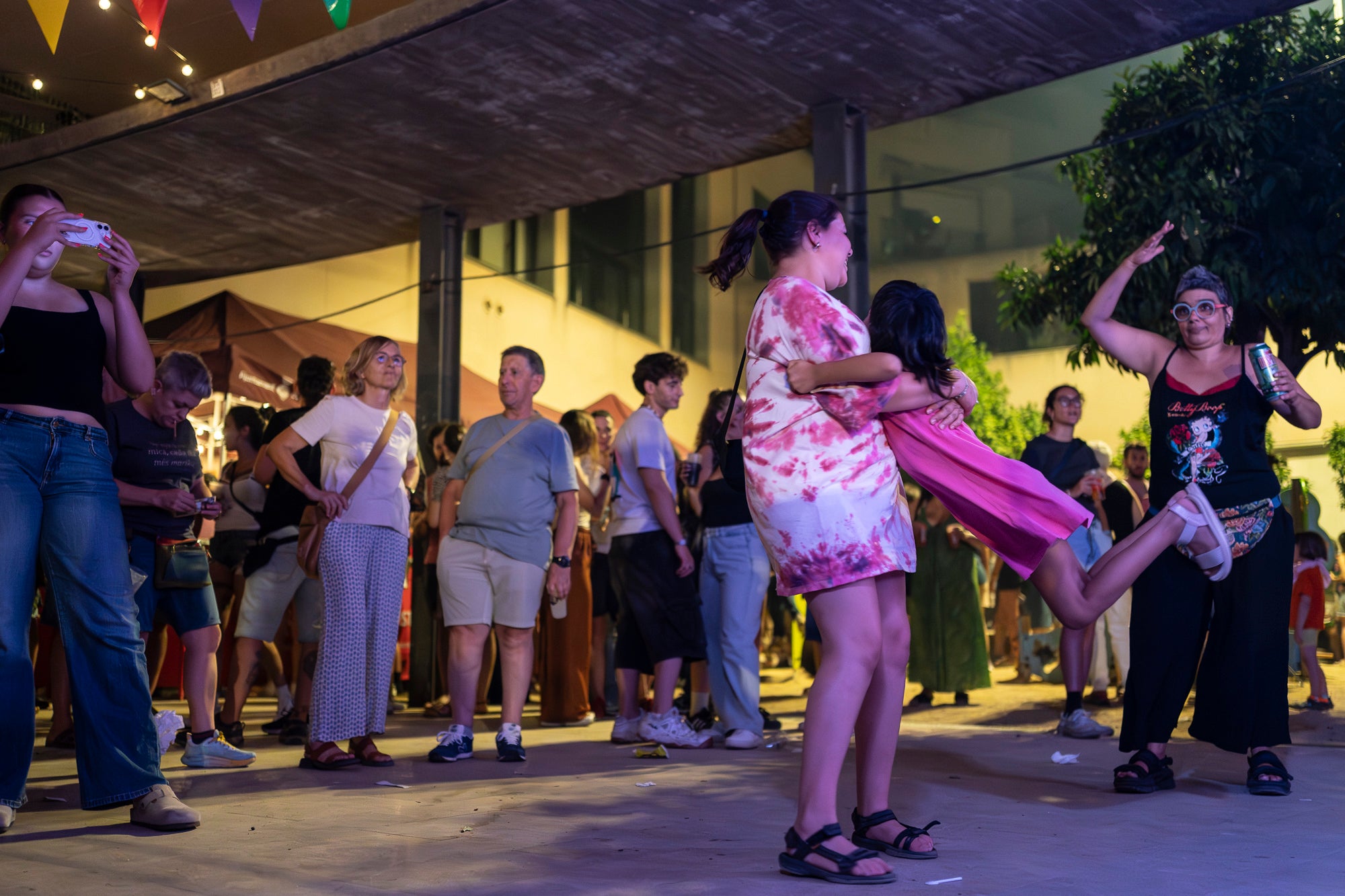 La plaça de la Torre del Palau va acollir el Ball de Gralles per la Festa Major de Terrassa. Aquesta jornada va convidar a tots els assistents a ballar al ritme dels temes de moda amb un grup de grallers | Mireia Comas