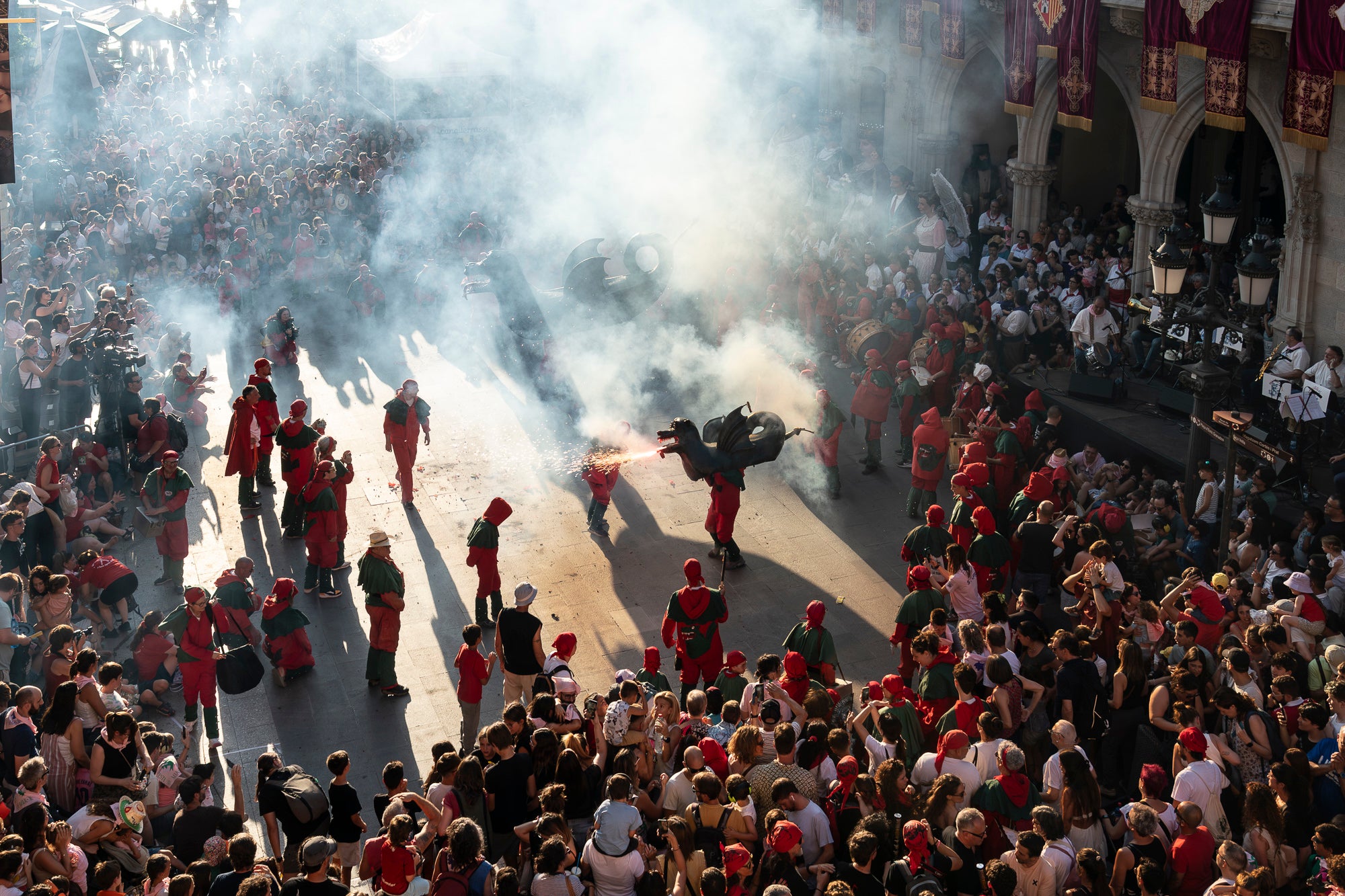 La Festa Major de Terrassa 2026 ja és aquí. Ahir, divendres dia 3 de juliol, a les 20 hores van repicar les campanes de tota la ciutat i va entrar al Raval de Montserrat el Drac de Terrassa, donant el tret de sortida de la Festa Major d'enguany. Tot seguit, es va procedir a la lectura del pregó de Festa Major a càrrec de Montse Alcaraz, presidenta de la Colla del Bitxo del Torrent Mitger. Després de la lectura del pregó, l'alcalde va fer l'obertura oficial de la Festa i algunes de les colles protocol·làries de la ciutat van fer una mostra de danses tradicionals i emblemàtiques. Posteriorment, es va donar a conèixer el Capgròs de l'Any, que enguany ha recaigut en Mercè Gómez, una de les fundadores del Casal de la Dona de Terrassa | Mireia Comas