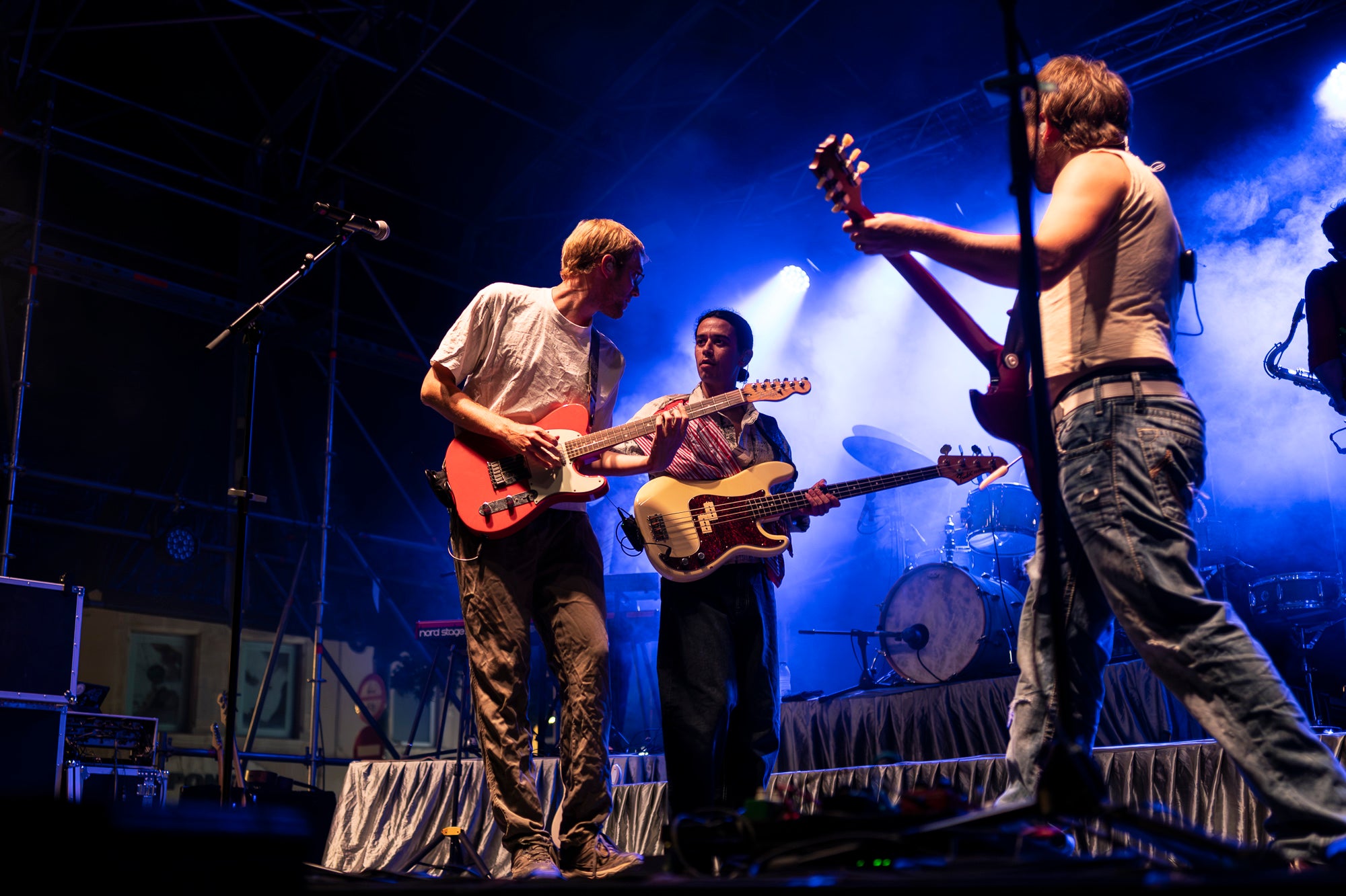 La plaça Vella s’ha rendit a la Ludwig Band en aquesta nit de dilluns de Festa Major. La banda formada per Gabriel Bosch, Quim Carandell, Roger Cassola, Pau Esteve, Andreu Galofré i Lluc Valverde ha presentat el seu darrer disc, “Pel barri es comenta”, i ho ha fet en plena forma. Amb una ambientació més urbana, però mantenint les lletres sofisticades i plenes d’ironia, el grup ha mostrat un so més madur i envolvent. La Ludwig també ha aprofitat per recordar els seus grans temes, i el públic s’ho ha passat d’allò més bé. 