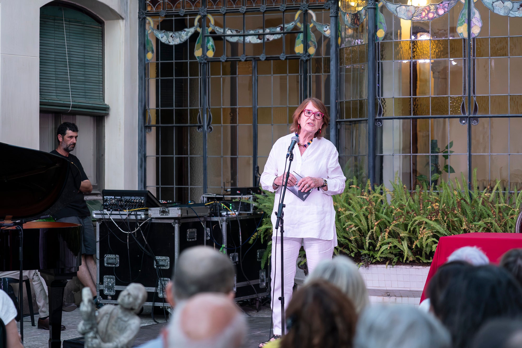 Terrassa va acollir ahir divendres, 3 de juliol, la Nit de la Poesia als Jardins de la Casa Alegre de Sagrera, un dels esdeveniments culturals més destacats de la programació Festa Major de Terrassa. Enguany, la jornada va tractar d'un recital basat en les traduccions de Stefan Zweig i Joan Vinyoli i va comptar amb les interpretacions de Rosa Cadafalch, Marissa Josa i Joan Grimalt al piano | Mireia Comas