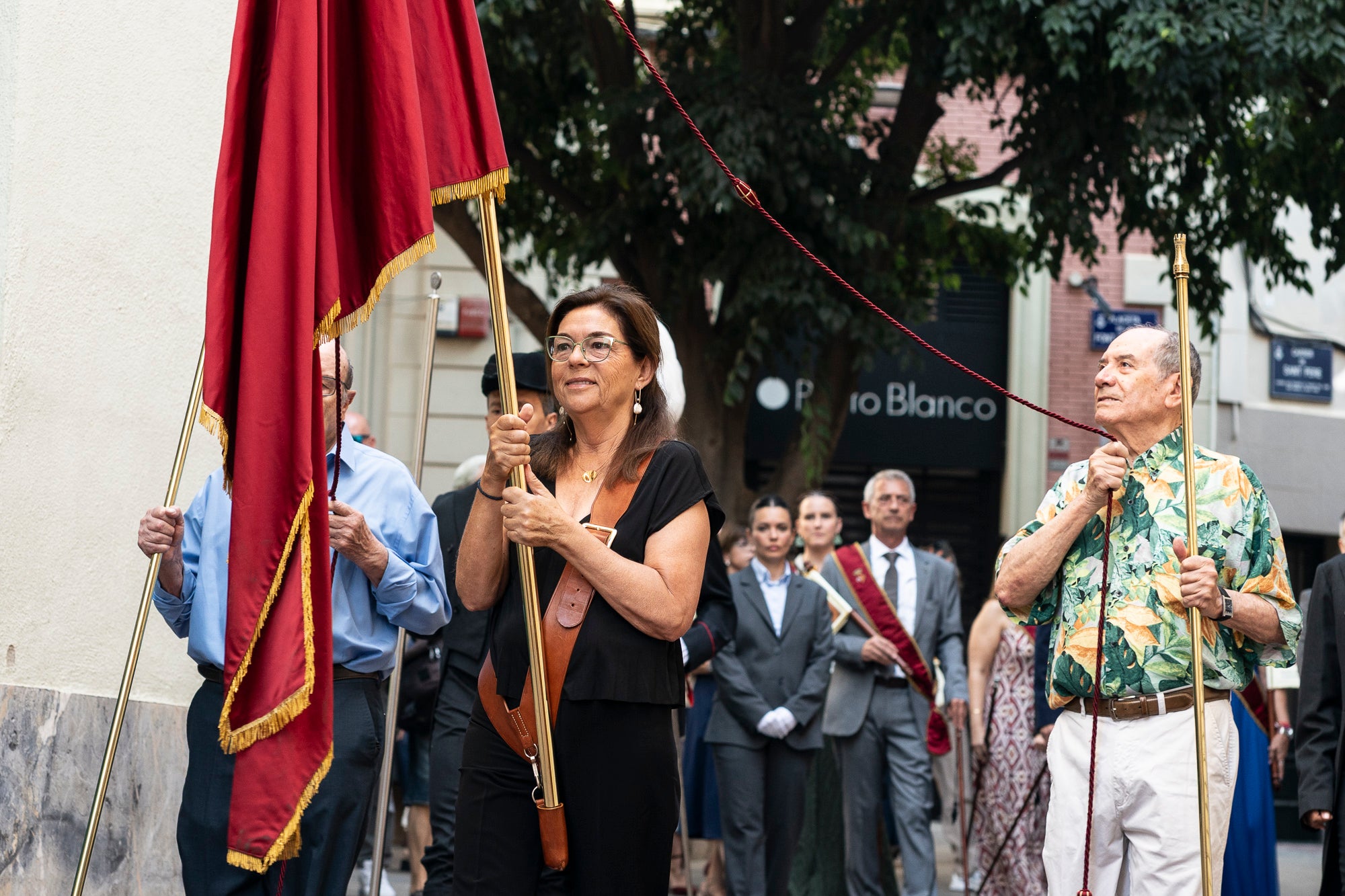 El Ball de Plaça 2026 tenia l'expectativa que ja s'ha fet amb els Protocols de la Festa Major de Terrassa actualitzats i estableix que són els grups de cultura popular els qui decideixen amb quins regidors ballen i amb quins no. El ritual ha començat aquest diumenge al matí partint el seguici de l'Ajuntament per anar cap a la missa de la catedral del Sant Esperit i sortint en acabar de l'ofici per a participar a la plaça Vella dels balls de l'Esbart Egarenc, els Nans amb els seus capgrossos, els Bastoners, el Drac, els Gegants i l'Àliga de Terrassa. Dels 27 regidors presents, tres s'han quedat sense parella però l'acte ha estat més serè que el de l'any passat | Mireia Comas
