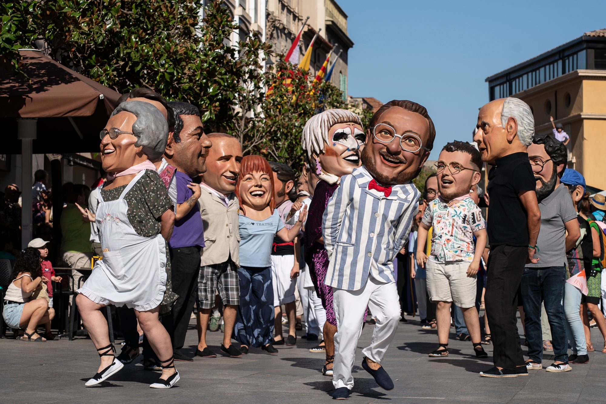 Els carrers de Terrassa han tornat a acollir la Cercavila de Festa Major, la mostra de cultura popular i tradicional catalana de la ciutat. Enguany, l'acte ha comptat amb la presència de totes les colles protocol·làries; el Drac de Terrassa, els Geganters de Terrassa, Nans i Capgrossos de Terrassa, l'Esbart Egarenc, els Bastoners de Terrassa, els Minyons de Terrassa, els Castellers de Terrassa, els Diables de Terrassa i l'Àliga de Terrassa. A més, també actuat les colles sardanistes de la ciutat, les colles geganteres, les colles de diables i les colles d'imatgeria de foc, entre d'altres entitats culturals | Mireia Comas