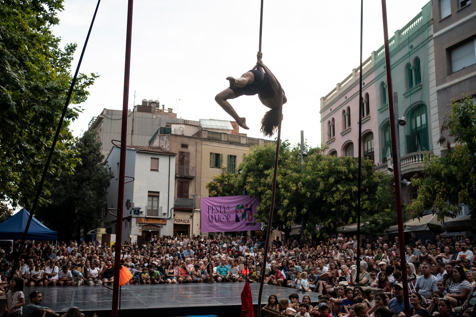 La plaça Vella ha acollit aquest dimarts la Gran Gala de Circ de Festa Major, a càrrec de l'Associació de Circ Tub d'Assaig 7.70. L'esdeveniment ha estat conduït per Alba Valldaura i Àngela Monge, amb música d’Oriol Gonzàlez i Cia. Grans i petits van quedar bocabadats amb una pila de números sorprenents: barra russa, verticals a duo, corda fluixa i patinatge.