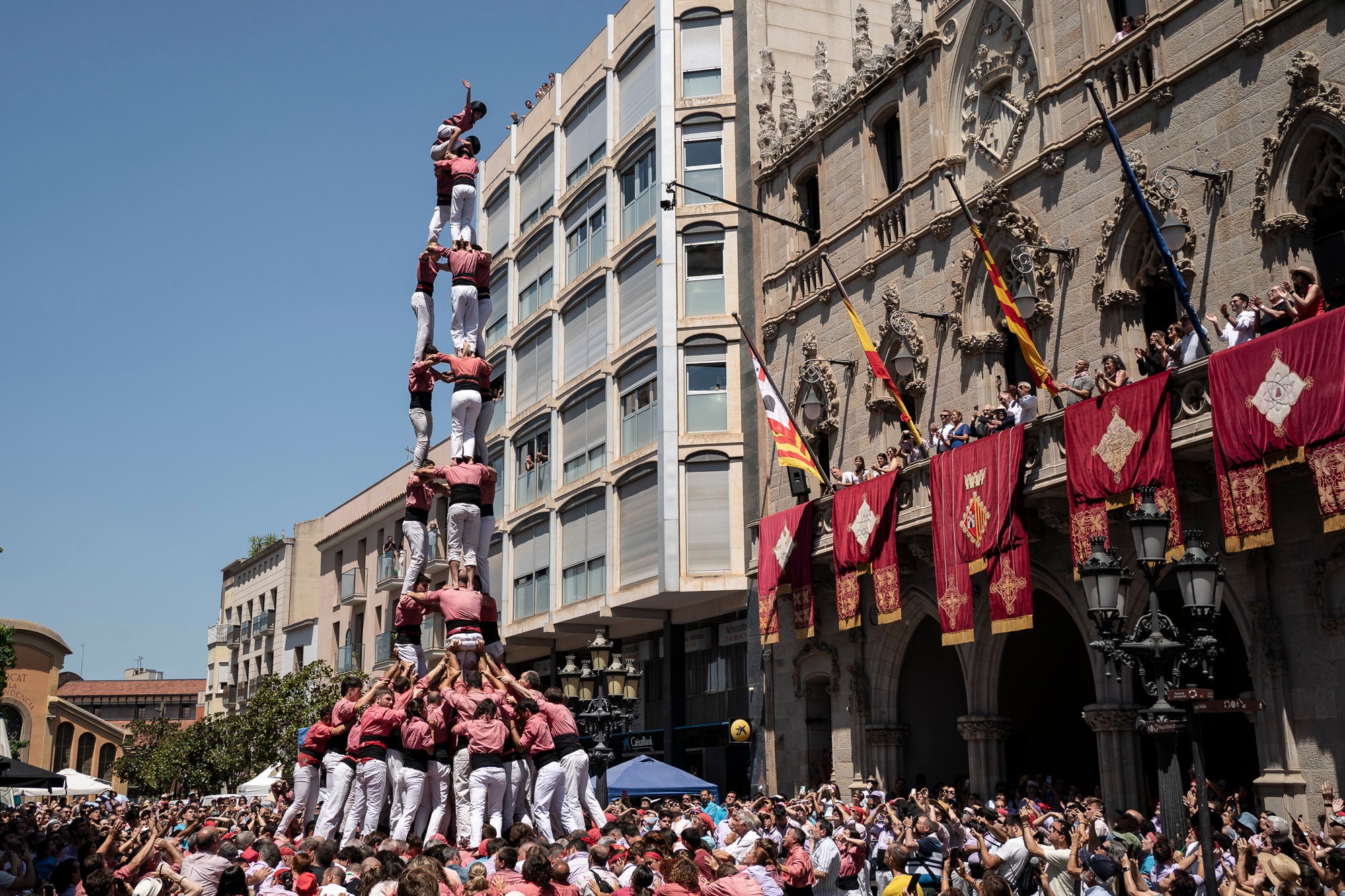 El Raval de Terrassa va acollir aquest diumenge, dia 5 de juliol, la gran actuació castellera de la Festa Major de Terrassa. Eufòria per als Minyons de Terrassa que van fer la seva millor actuació de la temporada i van estrenar fins a tres castells a plaça: el 4 de 9 amb folre, el 2 de 9 amb folre i manilles i el pilar de 7 amb folre. A més de tancar la tripleta de castells de 9 amb el 3 de 9 amb folre. Van patir més els Castellers de Terrassa que van començar molt bé amb la Torre de 7, però van patir dos intents del 4d8. Per culpa d’això, van anar sobre segur i van optar pel 7d7 i el 3d7 aixecat per sota que els van sortir rodons. Per acabar, la colla vella dels Xiquets de Valls van portar el 3d9, el 4d9f, el 4d8p i el p7f.