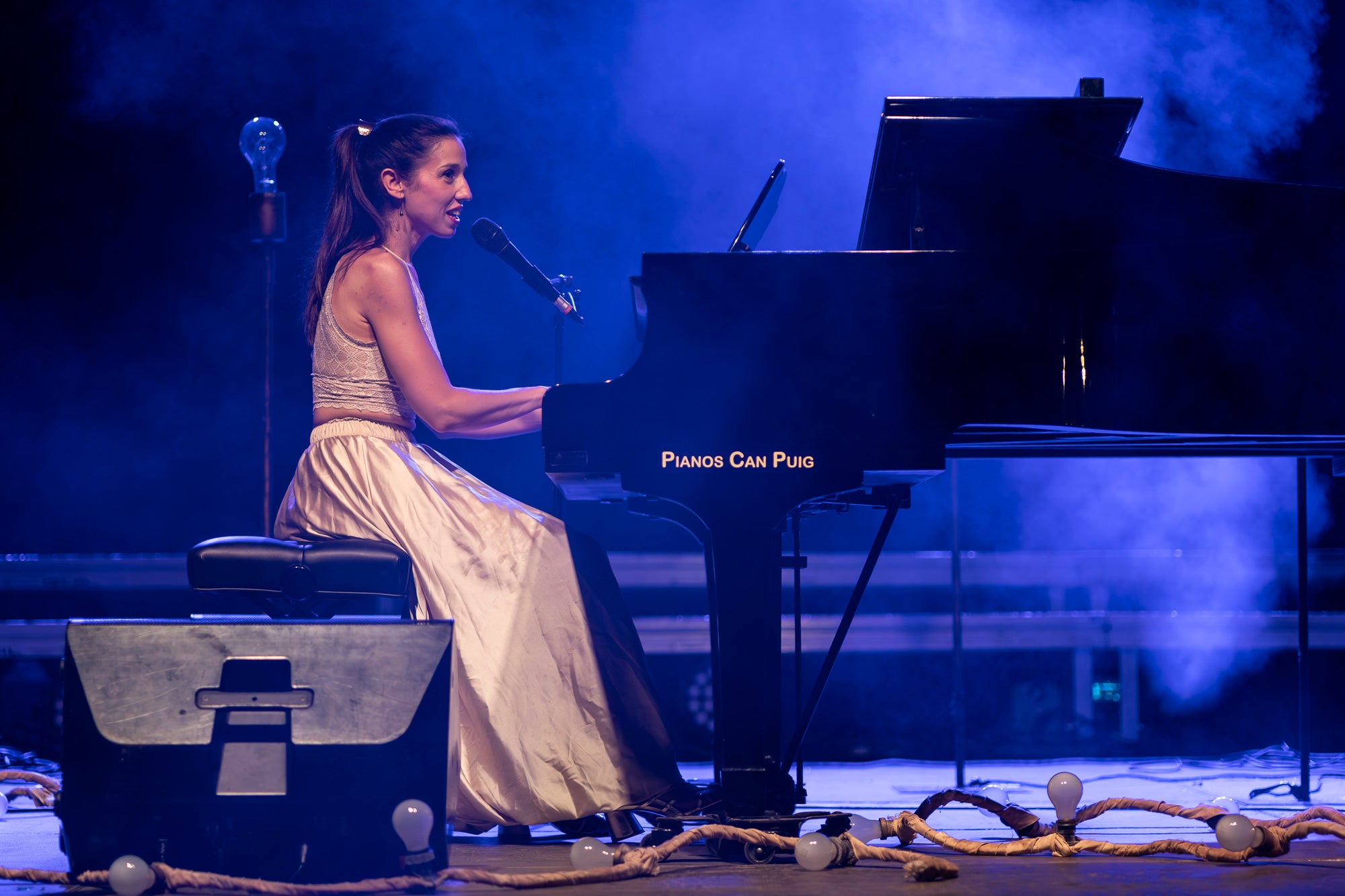 Gemma Humet ha estat l’encarregada del gran concert de dimarts de la Festa Major. Una de les artistes més destacades de l’àmbit de la cançó d’autor i també per la seva habilitat amb el piano ha mostrat el seu talent en un escenari incomparable, la plaça del Rector Homs, amb la Seu d’Ègara de fons. Ha estat un concert delicat i profund, on la interpretació esdevé refugi i la proximitat amb el públic converteix cada cançó en una experiència compartida.