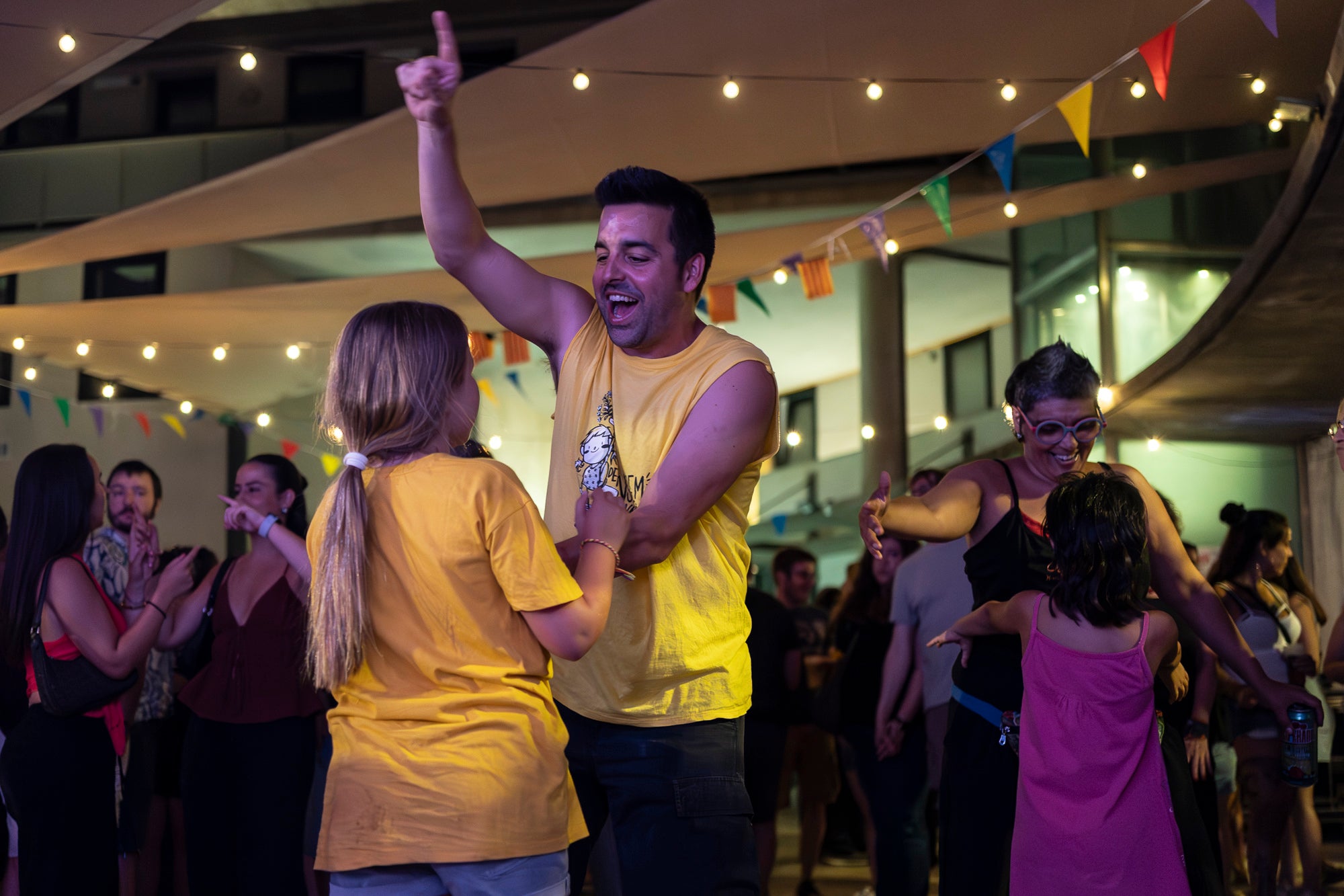 La plaça de la Torre del Palau va acollir el Ball de Gralles per la Festa Major de Terrassa. Aquesta jornada va convidar a tots els assistents a ballar al ritme dels temes de moda amb un grup de grallers | Mireia Comas
