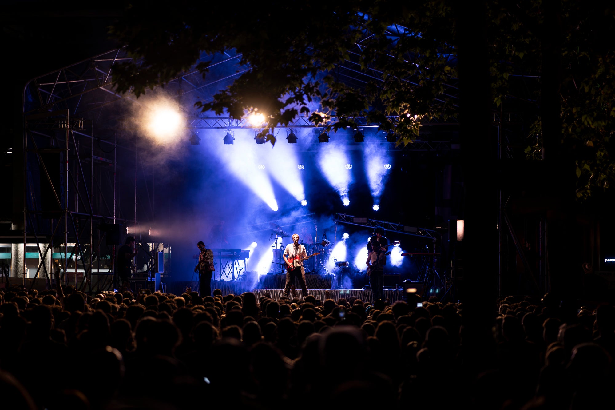 La plaça Vella s’ha rendit a la Ludwig Band en aquesta nit de dilluns de Festa Major. La banda formada per Gabriel Bosch, Quim Carandell, Roger Cassola, Pau Esteve, Andreu Galofré i Lluc Valverde ha presentat el seu darrer disc, “Pel barri es comenta”, i ho ha fet en plena forma. Amb una ambientació més urbana, però mantenint les lletres sofisticades i plenes d’ironia, el grup ha mostrat un so més madur i envolvent. La Ludwig també ha aprofitat per recordar els seus grans temes, i el públic s’ho ha passat d’allò més bé. 