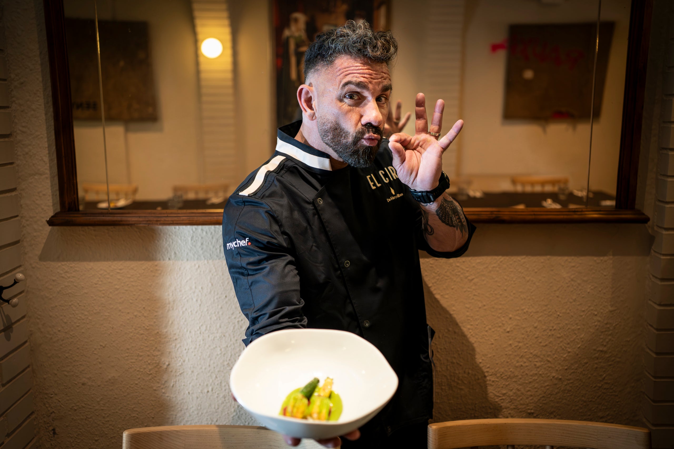 El cuiner i presentador de Joc de cartes, Marc Ribas, mostrant un dels plats del menú del seu restaurant El Ciri de Terrassa | Mireia Comas