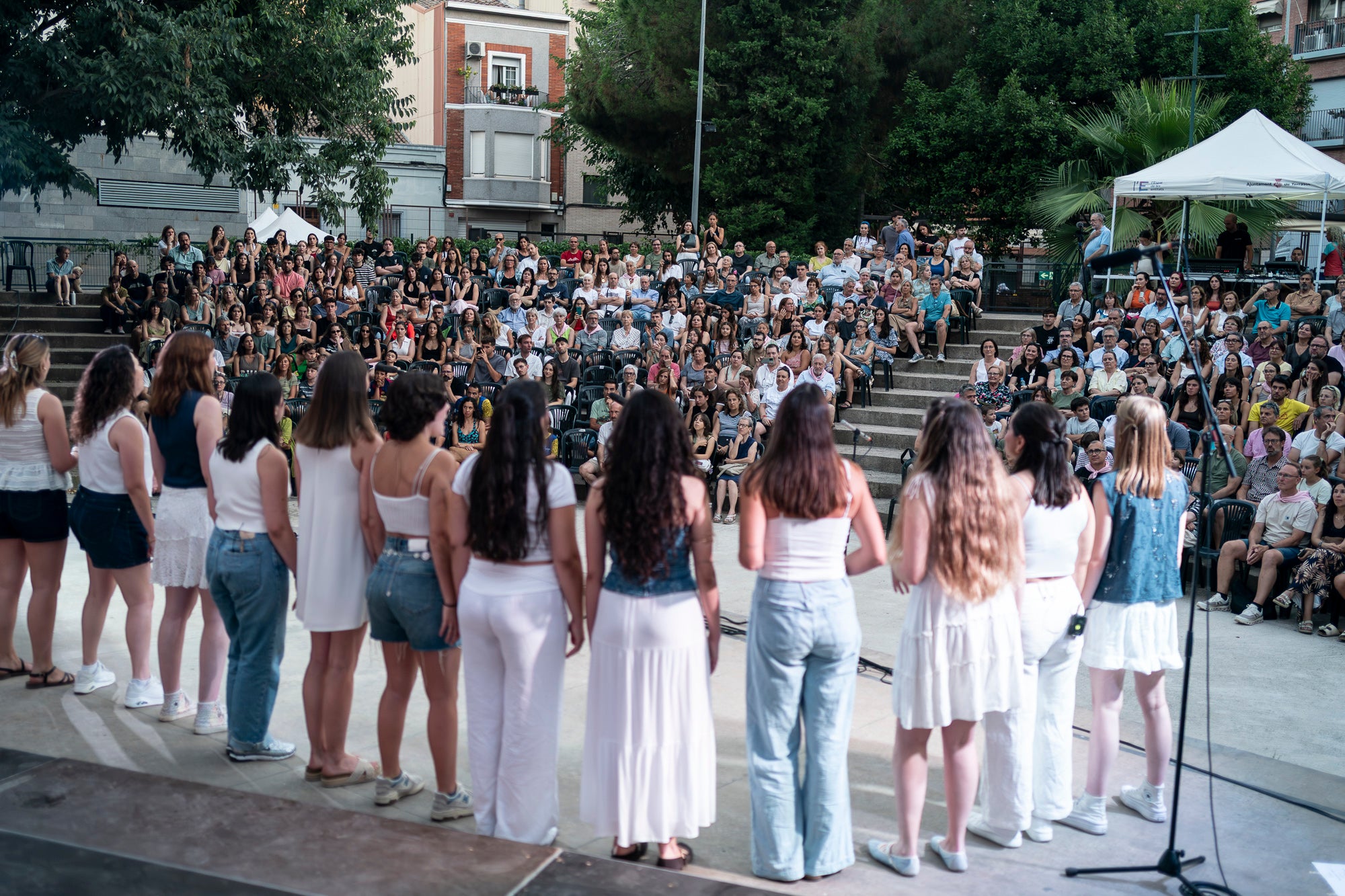 Aquest dissabte de Festa Major, l’amfiteatre del Parc de Sant Jordi ha acollit un concert molt especial. La coral Ohana ha portat el seu darrer espectacle, creat especialment per celebrar el seu 10è aniversari. La formació ha commemorat una dècada de música, amistat i creació col·lectiva amb una actuació que ha consistit en les cançons que han marcat la seva trajectòria. El concert del 10è aniversari proposa un recorregut per les peces que millor representen la història d’Ohana i ha inclòs, com sempre, alguna sorpresa. I és que segons han explicat les seves integrants, es tracta de l’espectacle que millor resumeix l’essència del projecte: una combinació de música, emoció, amistat i treball que ha definit la coral durant aquests deu anys