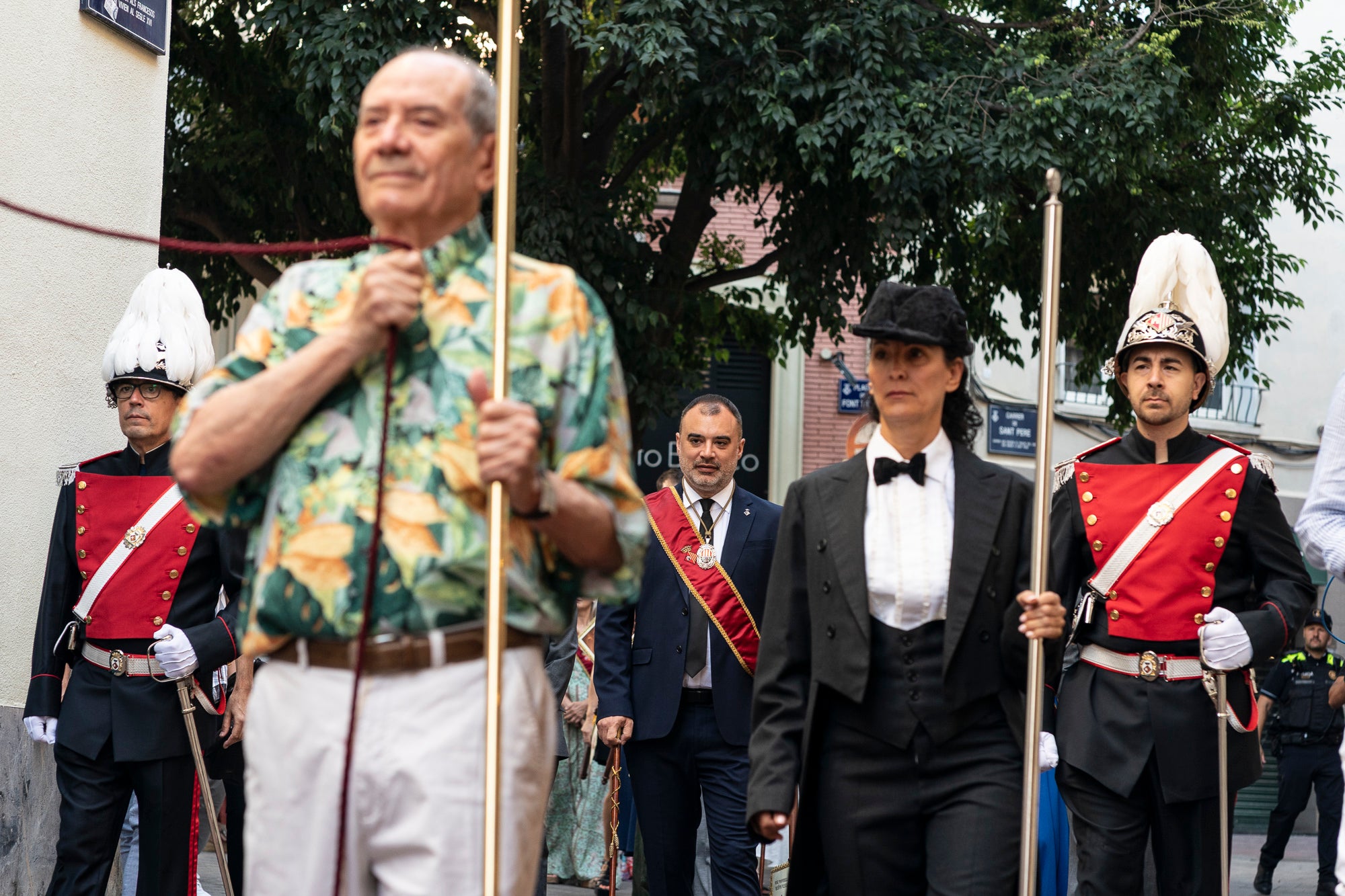 El Ball de Plaça 2026 tenia l'expectativa que ja s'ha fet amb els Protocols de la Festa Major de Terrassa actualitzats i estableix que són els grups de cultura popular els qui decideixen amb quins regidors ballen i amb quins no. El ritual ha començat aquest diumenge al matí partint el seguici de l'Ajuntament, anant cap a la missa de la catedral del Sant Esperit i sortint en acabar de l'ofici per a participar a la plaça Vella dels balls de l'Esbart Egarenc, els Nans amb els seus capgrossos, els Bastoners, el Drac, els Gegant El Ball de Plaça 2026 tenia l'expectativa que ja s'ha fet amb els Protocols de la Festa Major de Terrassa actualitzats i estableix que són els grups de cultura popular els qui decideixen amb quins regidors ballen i amb quins no. El ritual ha començat aquest diumenge al matí partint el seguici de l'Ajuntament per anar cap a la missa de la catedral del Sant Esperit i sortint en acabar de l'ofici per a participar a la plaça Vella dels balls de l'Esbart Egarenc, els Nans amb els seus capgrossos, els Bastoners, el Drac, els Gegants i l'Àliga de Terrassa. Dels 27 regidors presents, tres s'han quedat sense parella però l'acte ha estat més serè que el de l'any passat | Mireia Comas