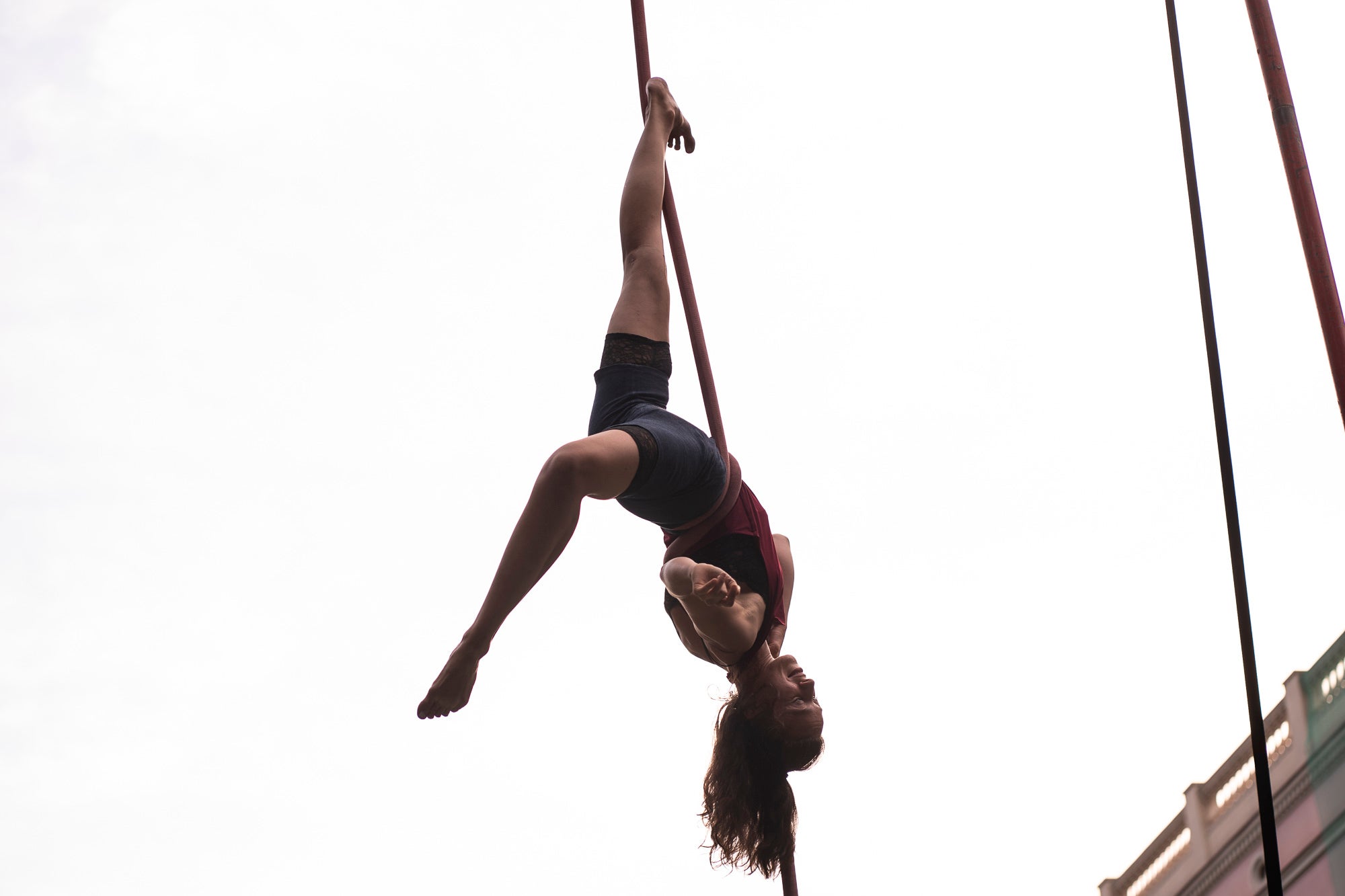 La plaça Vella ha acollit aquest dimarts la Gran Gala de Circ de Festa Major, a càrrec de l'Associació de Circ Tub d'Assaig 7.70. L'esdeveniment ha estat conduït per Alba Valldaura i Àngela Monge, amb música d’Oriol Gonzàlez i Cia. Grans i petits van quedar bocabadats amb una pila de números sorprenents: barra russa, verticals a duo, corda fluixa i patinatge.