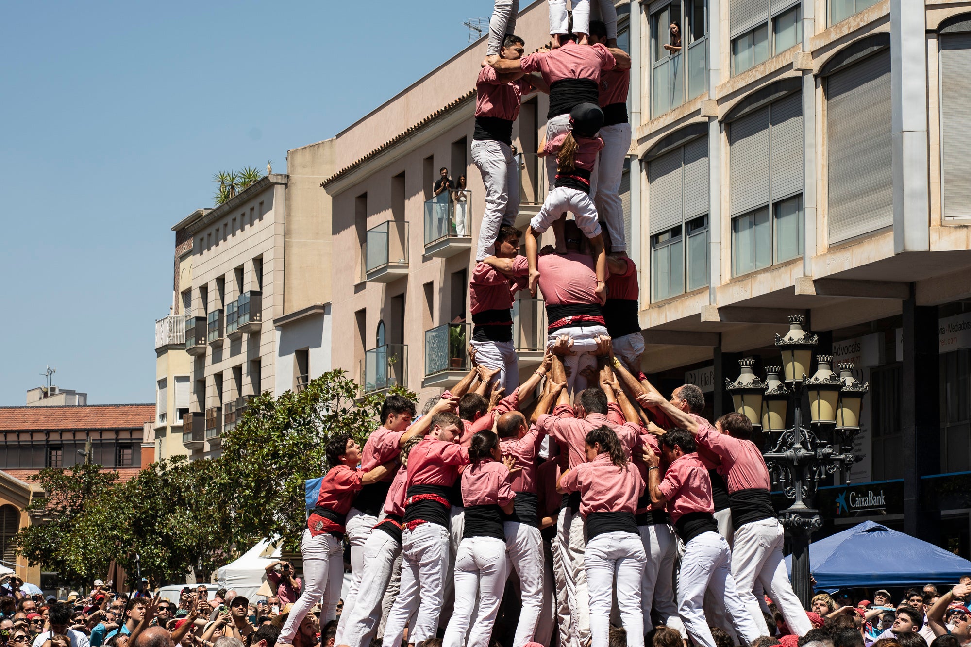 El Raval de Terrassa va acollir aquest diumenge, dia 5 de juliol, la gran actuació castellera de la Festa Major de Terrassa. Eufòria per als Minyons de Terrassa que van fer la seva millor actuació de la temporada i van estrenar fins a tres castells a plaça: el 4 de 9 amb folre, el 2 de 9 amb folre i manilles i el pilar de 7 amb folre. A més de tancar la tripleta de castells de 9 amb el 3 de 9 amb folre. Van patir més els Castellers de Terrassa que van començar molt bé amb la Torre de 7, però van patir dos intents del 4d8. Per culpa d’això, van anar sobre segur i van optar pel 7d7 i el 3d7 aixecat per sota que els van sortir rodons. Per acabar, la colla vella dels Xiquets de Valls van portar el 3d9, el 4d9f, el 4d8p i el p7f.