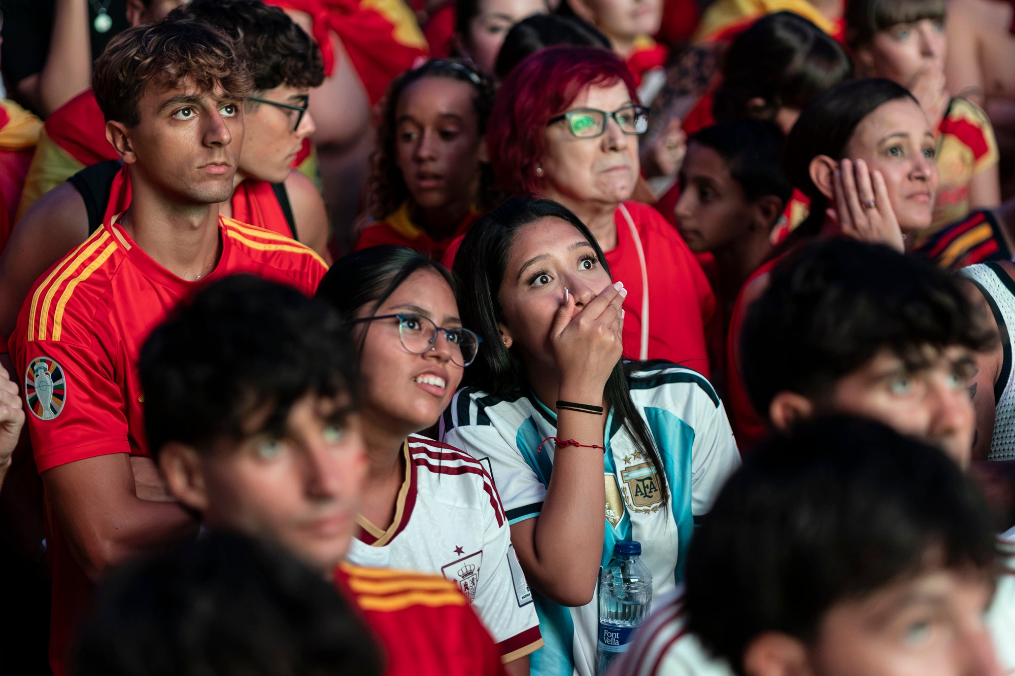 L'Espai Vela del parc de Vallparadís de Terrassa es va omplir aquest diumenge a la nit amb 8.500 aficionats per seguir en pantalla gran i animació des de l'escenari la final del Mundial de futbol a Nova York entre les seleccions d'Espanya i l'Argentina. L'emoció es va mantenir fins a la segona part de la pròrroga quan el jugador del Barça Ferran Torres va marca l'1-0 definitiu, que va donar la corona planetària a un combinat amb els terrassencs Dani Olmo i Marc Pubill. Entre els assistents també hi havia aficionats del conjunt de Messi. A causa de la calor i aquestes emocions, es van haver d'efectuar algunes evacuacions de seguidors | Mireia Comas