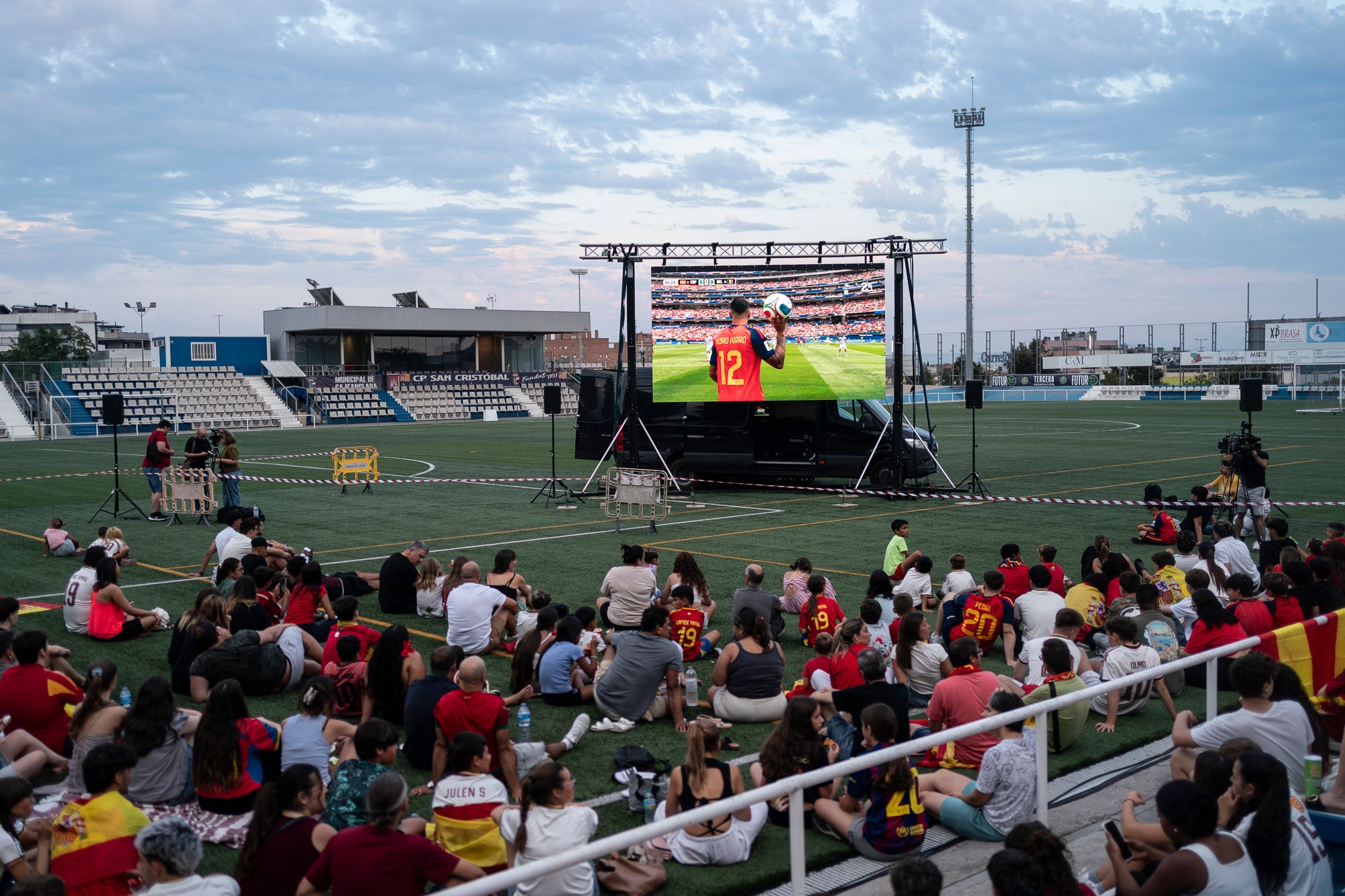 Eufòria al camp municipal de Ca N'Anglada de Terrassa per la victòria de la selecció espanyola. Desenes de persones han seguit aquest divendres a la nit en pantalla gran el partit de quarts de final del Mundial de futbol contra Bèlgica (2 a 1). Dani Olmo ha tornat a ser titular, mentre que Marc Pubill ha seguit el matx des de la banqueta. La Roja ha patit més del que s’esperava. S’ha avançat amb un gol de Fabian Ruiz (30’), però els belgues han empatat al 41. Mikel Merino ha tornat a donar el triomf amb un gol al 88 que ha desfermat l’alegria. 