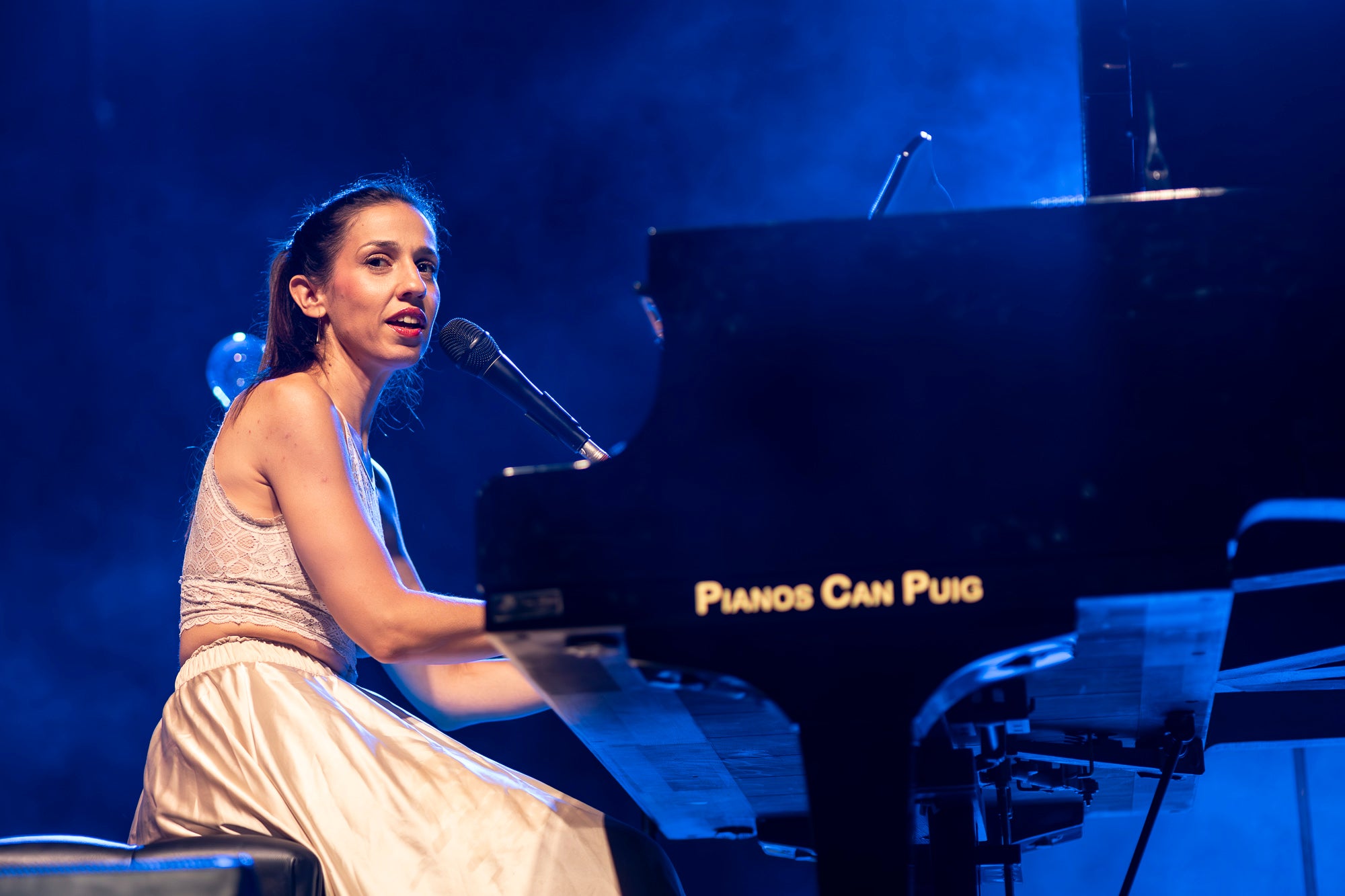 Gemma Humet ha estat l’encarregada del gran concert de dimarts de la Festa Major. Una de les artistes més destacades de l’àmbit de la cançó d’autor i també per la seva habilitat amb el piano ha mostrat el seu talent en un escenari incomparable, la plaça del Rector Homs, amb la Seu d’Ègara de fons. Ha estat un concert delicat i profund, on la interpretació esdevé refugi i la proximitat amb el públic converteix cada cançó en una experiència compartida.