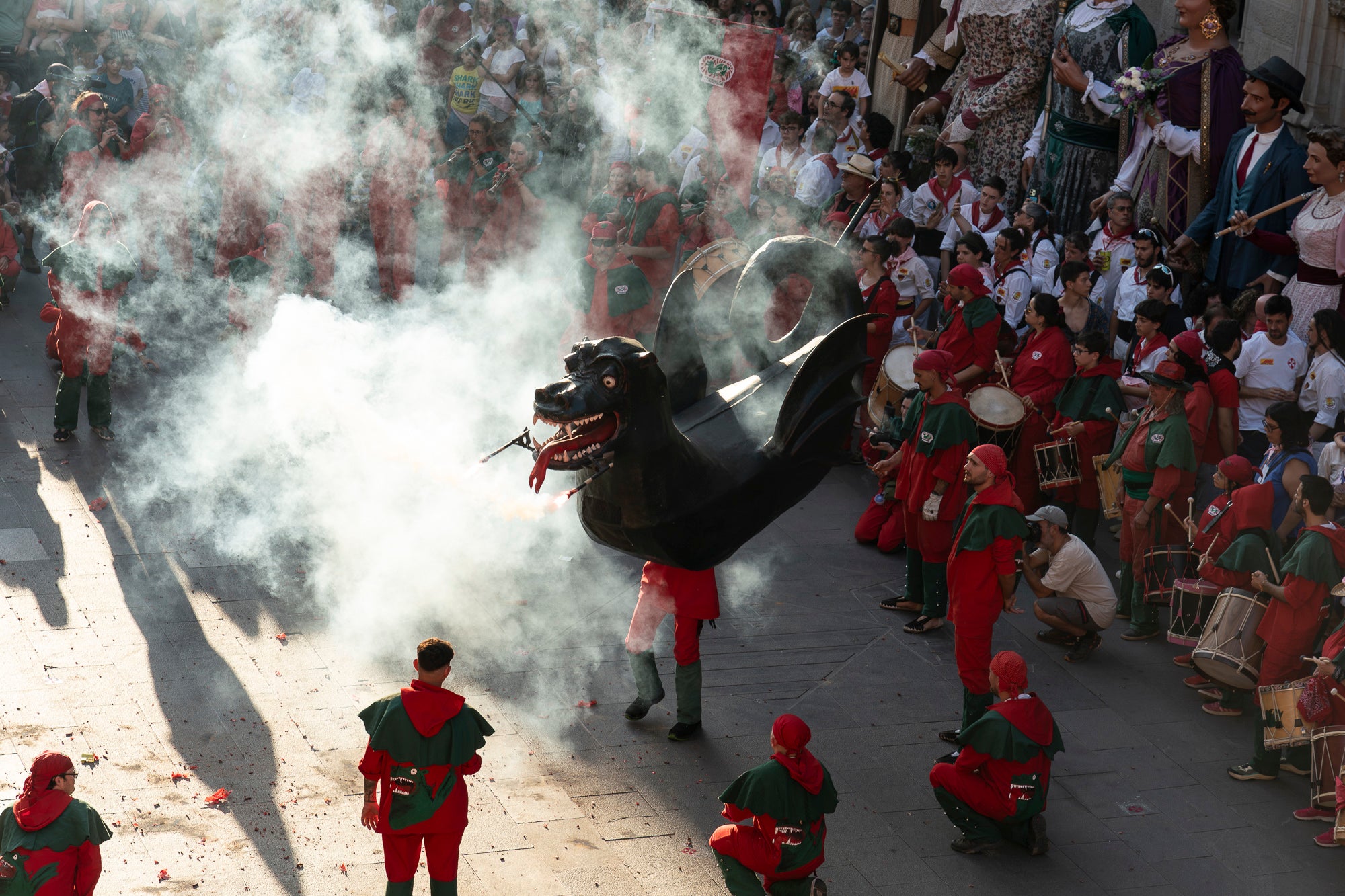 La Festa Major de Terrassa 2026 ja és aquí. Ahir, divendres dia 3 de juliol, a les 20 hores van repicar les campanes de tota la ciutat i va entrar al Raval de Montserrat el Drac de Terrassa, donant el tret de sortida de la Festa Major d'enguany. Tot seguit, es va procedir a la lectura del pregó de Festa Major a càrrec de Montse Alcaraz, presidenta de la Colla del Bitxo del Torrent Mitger. Després de la lectura del pregó, l'alcalde va fer l'obertura oficial de la Festa i algunes de les colles protocol·làries de la ciutat van fer una mostra de danses tradicionals i emblemàtiques. Posteriorment, es va donar a conèixer el Capgròs de l'Any, que enguany ha recaigut en Mercè Gómez, una de les fundadores del Casal de la Dona de Terrassa | Mireia Comas