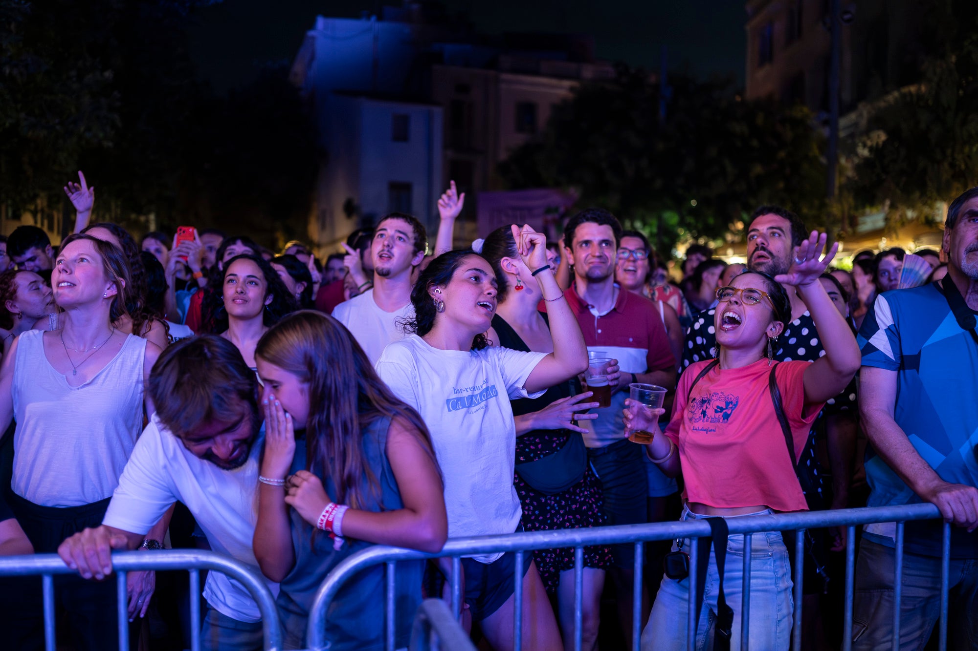 La plaça Vella s’ha rendit a la Ludwig Band en aquesta nit de dilluns de Festa Major. La banda formada per Gabriel Bosch, Quim Carandell, Roger Cassola, Pau Esteve, Andreu Galofré i Lluc Valverde ha presentat el seu darrer disc, “Pel barri es comenta”, i ho ha fet en plena forma. Amb una ambientació més urbana, però mantenint les lletres sofisticades i plenes d’ironia, el grup ha mostrat un so més madur i envolvent. La Ludwig també ha aprofitat per recordar els seus grans temes, i el públic s’ho ha passat d’allò més bé. 