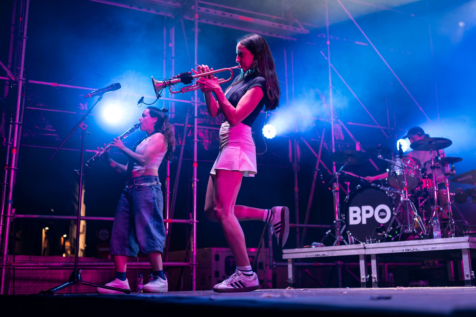 La Balkan Paradise Orchestra van ser unes de les encarregades d'obrir el programa de concerts de la Festa Major de Terrassa, fent ballar a tota la Plaça Vella. Aquesta actuació de la banda barcelonina va formar part de la gira Game Sessions Tour que estan realitzant aquest 2026 | Mireia Comas