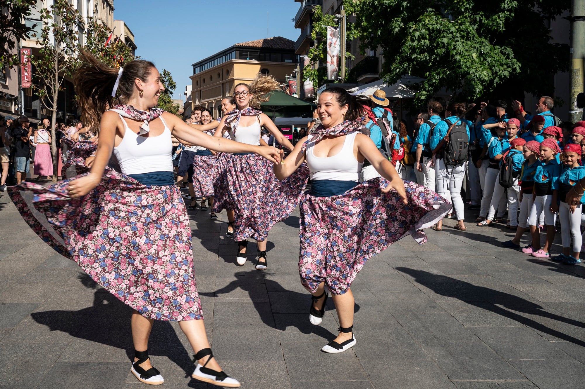 Els carrers de Terrassa han tornat a acollir la Cercavila de Festa Major, la mostra de cultura popular i tradicional catalana de la ciutat. Enguany, l'acte ha comptat amb la presència de totes les colles protocol·làries; el Drac de Terrassa, els Geganters de Terrassa, Nans i Capgrossos de Terrassa, l'Esbart Egarenc, els Bastoners de Terrassa, els Minyons de Terrassa, els Castellers de Terrassa, els Diables de Terrassa i l'Àliga de Terrassa. A més, també actuat les colles sardanistes de la ciutat, les colles geganteres, les colles de diables i les colles d'imatgeria de foc, entre d'altres entitats culturals | Mireia Comas