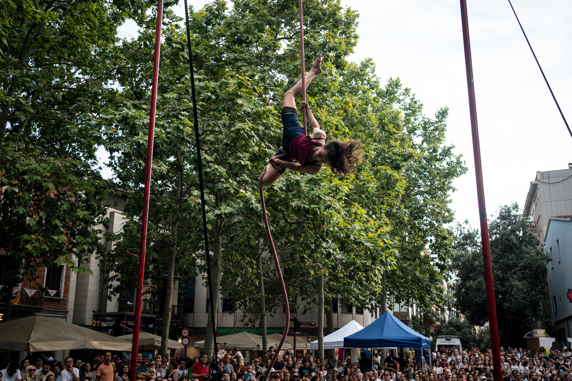 La plaça Vella ha acollit aquest dimarts la Gran Gala de Circ de Festa Major, a càrrec de l'Associació de Circ Tub d'Assaig 7.70. L'esdeveniment ha estat conduït per Alba Valldaura i Àngela Monge, amb música d’Oriol Gonzàlez i Cia. Grans i petits van quedar bocabadats amb una pila de números sorprenents: barra russa, verticals a duo, corda fluixa i patinatge.