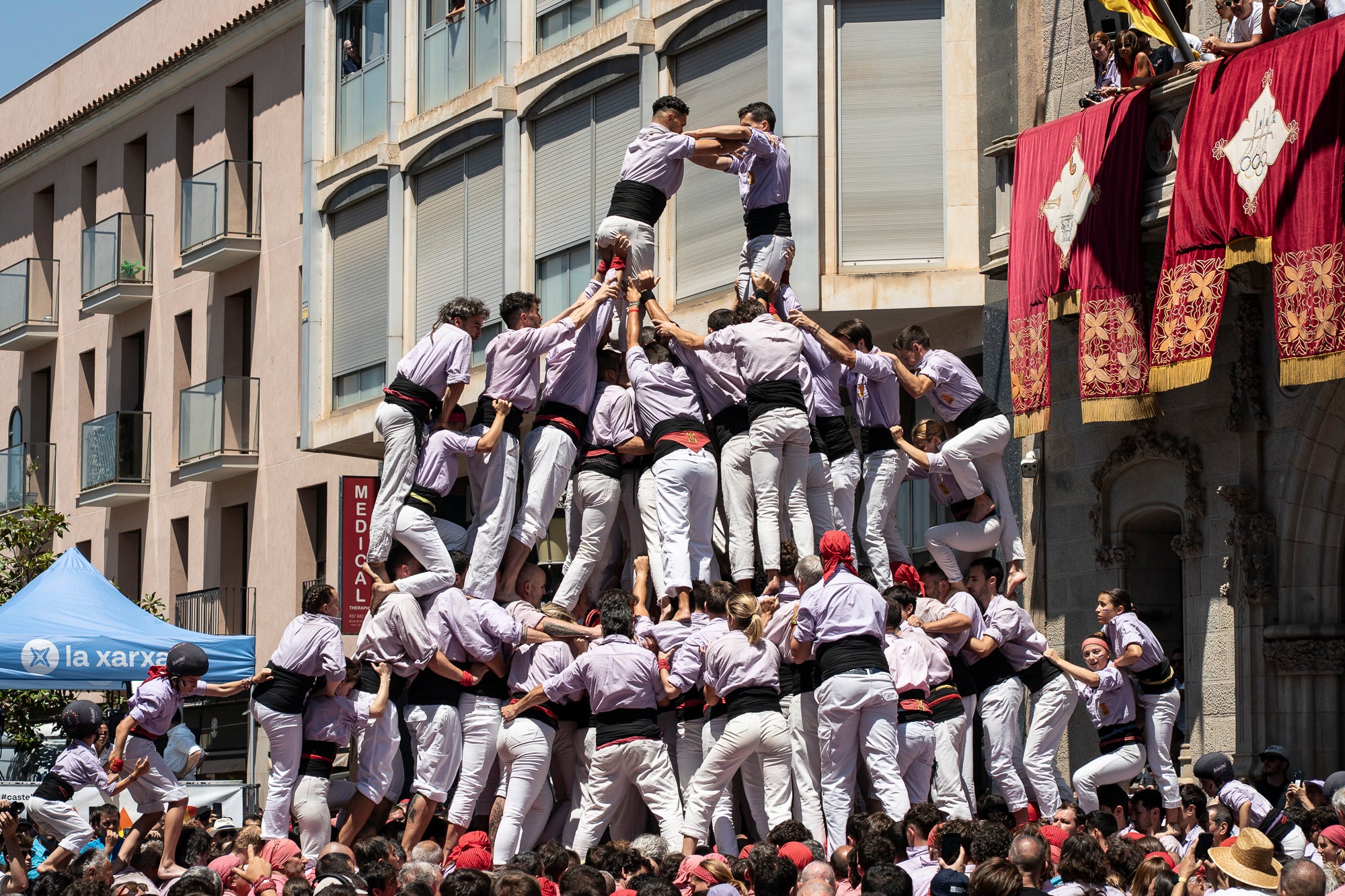 El Raval de Terrassa va acollir aquest diumenge, dia 5 de juliol, la gran actuació castellera de la Festa Major de Terrassa. Eufòria per als Minyons de Terrassa que van fer la seva millor actuació de la temporada i van estrenar fins a tres castells a plaça: el 4 de 9 amb folre, el 2 de 9 amb folre i manilles i el pilar de 7 amb folre. A més de tancar la tripleta de castells de 9 amb el 3 de 9 amb folre. Van patir més els Castellers de Terrassa que van començar molt bé amb la Torre de 7, però van patir dos intents del 4d8. Per culpa d’això, van anar sobre segur i van optar pel 7d7 i el 3d7 aixecat per sota que els van sortir rodons. Per acabar, la colla vella dels Xiquets de Valls van portar el 3d9, el 4d9f, el 4d8p i el p7f.