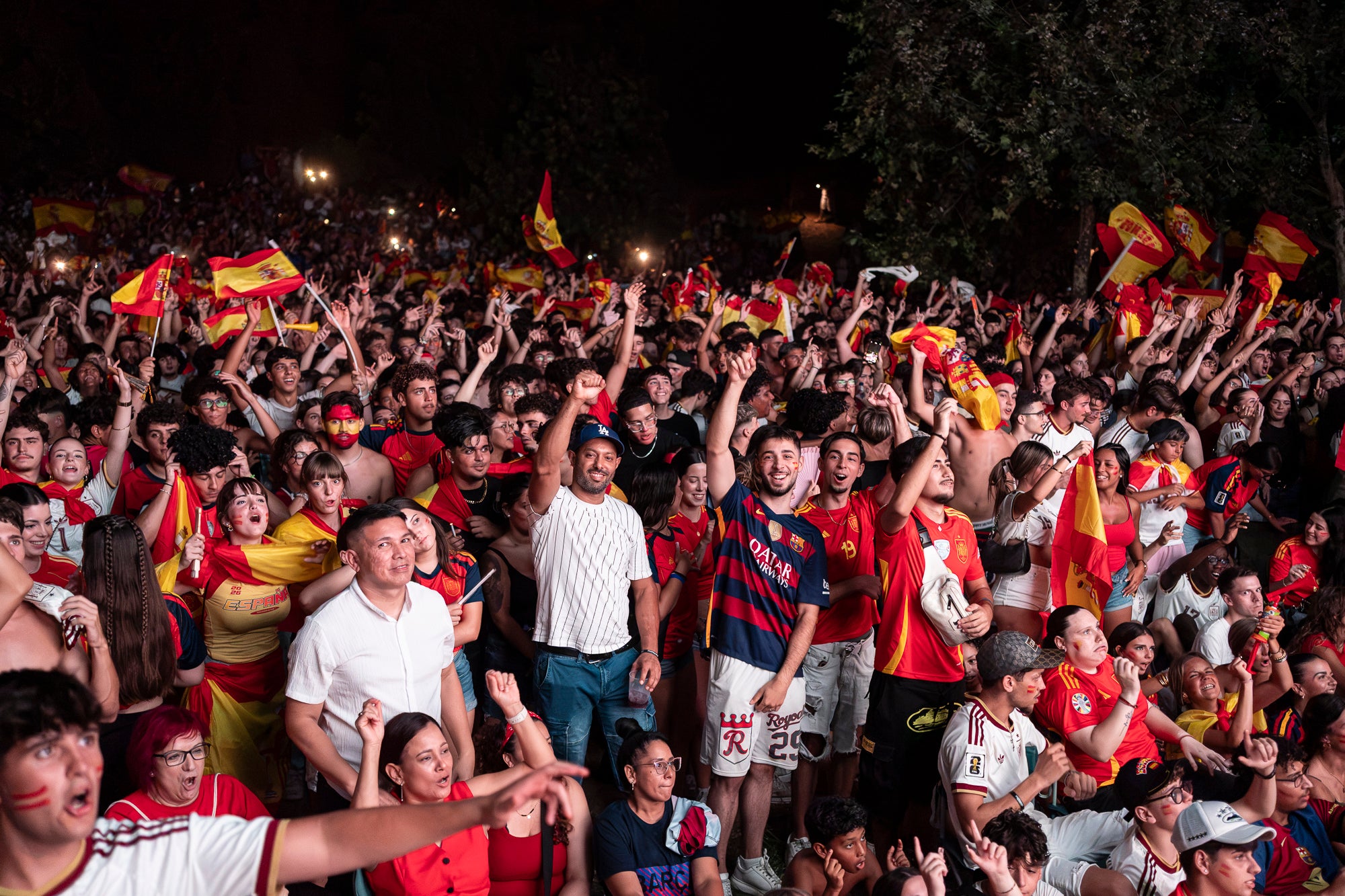L'Espai Vela del parc de Vallparadís de Terrassa es va omplir aquest diumenge a la nit amb 8.500 aficionats per seguir en pantalla gran i animació des de l'escenari la final del Mundial de futbol a Nova York entre les seleccions d'Espanya i l'Argentina. L'emoció es va mantenir fins a la segona part de la pròrroga quan el jugador del Barça Ferran Torres va marca l'1-0 definitiu, que va donar la corona planetària a un combinat amb els terrassencs Dani Olmo i Marc Pubill. Entre els assistents també hi havia aficionats del conjunt de Messi. A causa de la calor i aquestes emocions, es van haver d'efectuar algunes evacuacions de seguidors | Mireia Comas