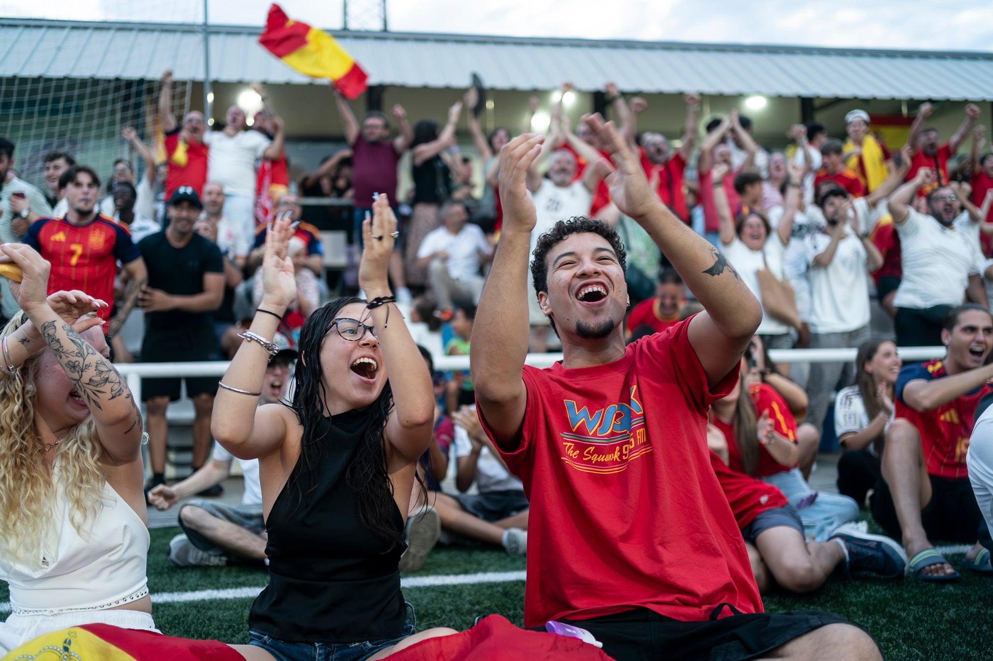 Eufòria al camp municipal de Ca N'Anglada de Terrassa per la victòria de la selecció espanyola. Desenes de persones han seguit aquest divendres a la nit en pantalla gran el partit de quarts de final del Mundial de futbol contra Bèlgica (2 a 1). Dani Olmo ha tornat a ser titular, mentre que Marc Pubill ha seguit el matx des de la banqueta. La Roja ha patit més del que s’esperava. S’ha avançat amb un gol de Fabian Ruiz (30’), però els belgues han empatat al 41. Mikel Merino ha tornat a donar el triomf amb un gol al 88 que ha desfermat l’alegria. 