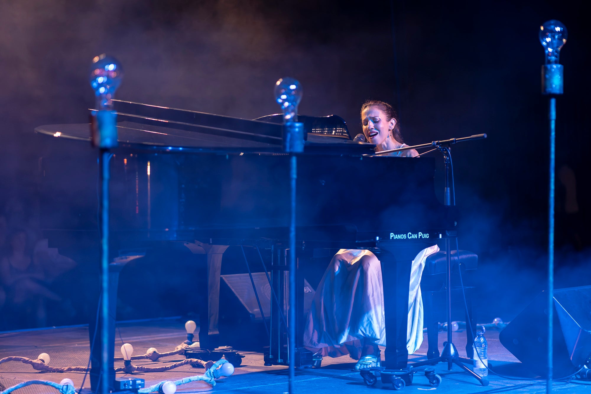 Gemma Humet ha estat l’encarregada del gran concert de dimarts de la Festa Major. Una de les artistes més destacades de l’àmbit de la cançó d’autor i també per la seva habilitat amb el piano ha mostrat el seu talent en un escenari incomparable, la plaça del Rector Homs, amb la Seu d’Ègara de fons. Ha estat un concert delicat i profund, on la interpretació esdevé refugi i la proximitat amb el públic converteix cada cançó en una experiència compartida.