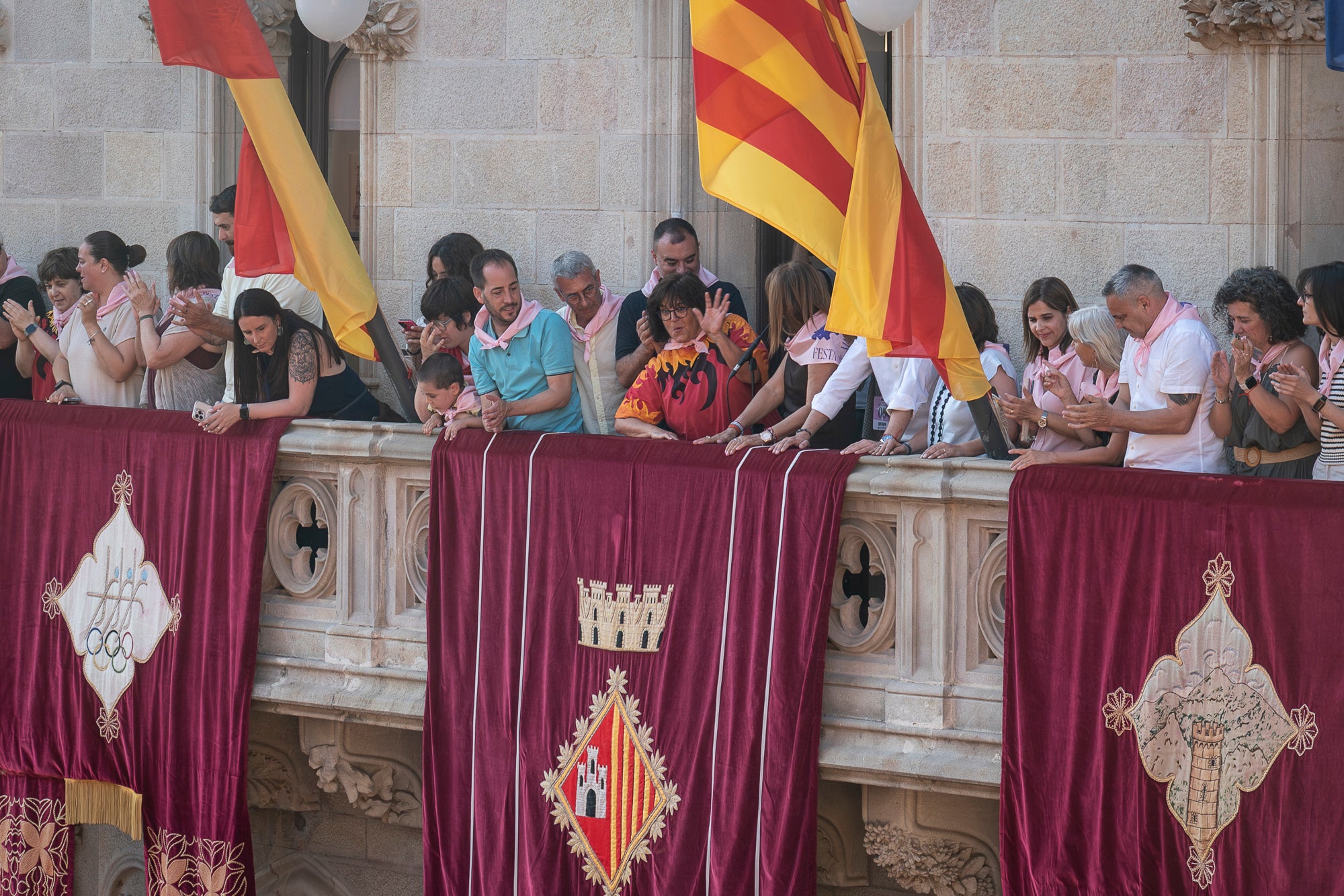 La Festa Major de Terrassa 2026 ja és aquí. Ahir, divendres dia 3 de juliol, a les 20 hores van repicar les campanes de tota la ciutat i va entrar al Raval de Montserrat el Drac de Terrassa, donant el tret de sortida de la Festa Major d'enguany. Tot seguit, es va procedir a la lectura del pregó de Festa Major a càrrec de Montse Alcaraz, presidenta de la Colla del Bitxo del Torrent Mitger. Després de la lectura del pregó, l'alcalde va fer l'obertura oficial de la Festa i algunes de les colles protocol·làries de la ciutat van fer una mostra de danses tradicionals i emblemàtiques. Posteriorment, es va donar a conèixer el Capgròs de l'Any, que enguany ha recaigut en Mercè Gómez, una de les fundadores del Casal de la Dona de Terrassa | Mireia Comas
