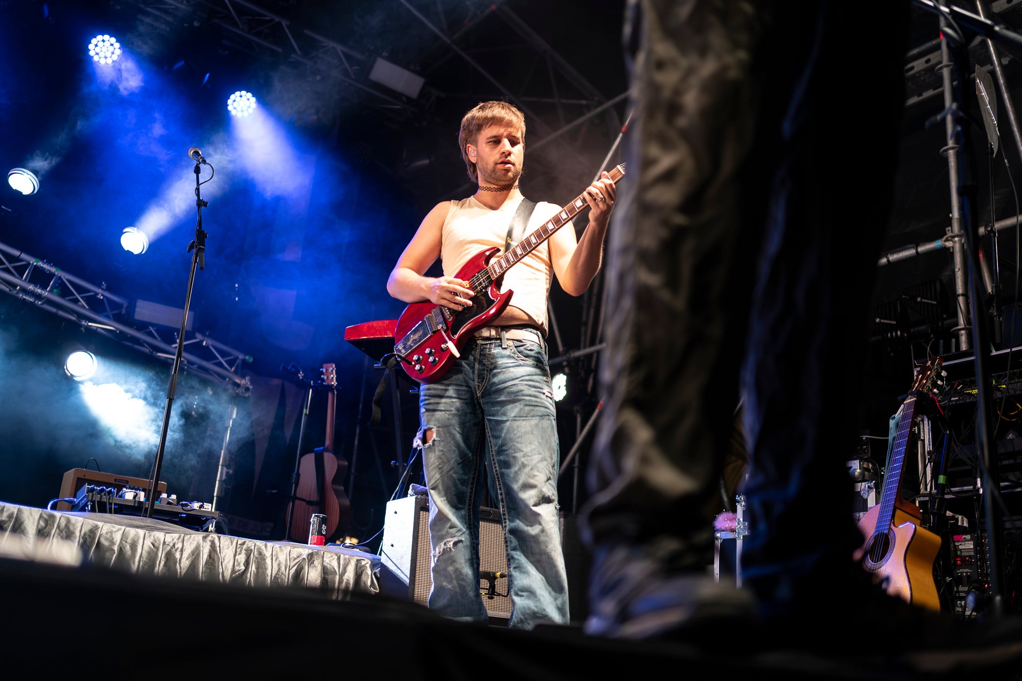 La plaça Vella s’ha rendit a la Ludwig Band en aquesta nit de dilluns de Festa Major. La banda formada per Gabriel Bosch, Quim Carandell, Roger Cassola, Pau Esteve, Andreu Galofré i Lluc Valverde ha presentat el seu darrer disc, “Pel barri es comenta”, i ho ha fet en plena forma. Amb una ambientació més urbana, però mantenint les lletres sofisticades i plenes d’ironia, el grup ha mostrat un so més madur i envolvent. La Ludwig també ha aprofitat per recordar els seus grans temes, i el públic s’ho ha passat d’allò més bé. 