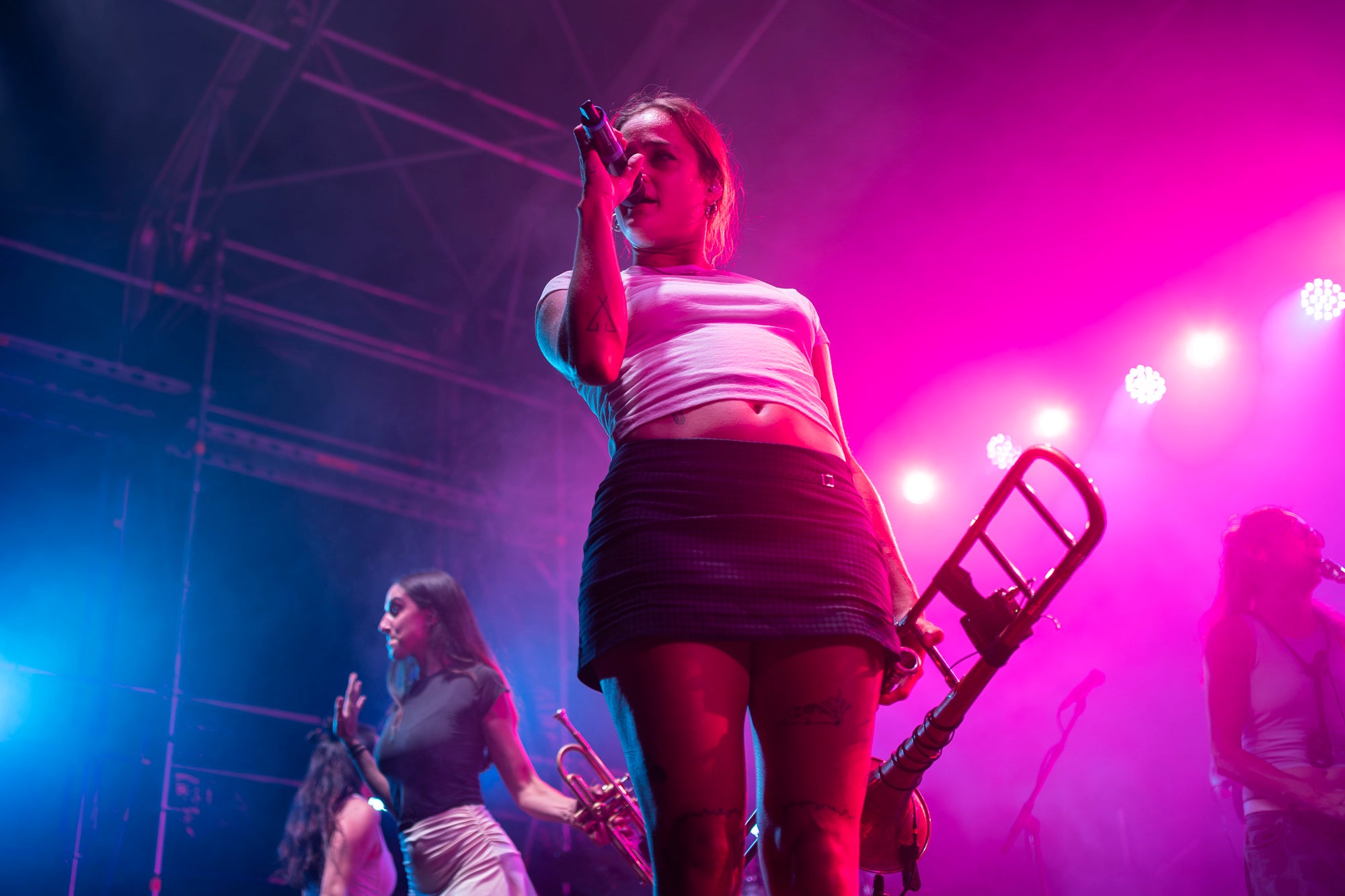 La Balkan Paradise Orchestra van ser unes de les encarregades d'obrir el programa de concerts de la Festa Major de Terrassa, fent ballar a tota la Plaça Vella. Aquesta actuació de la banda barcelonina va formar part de la gira Game Sessions Tour que estan realitzant aquest 2026 | Mireia Comas