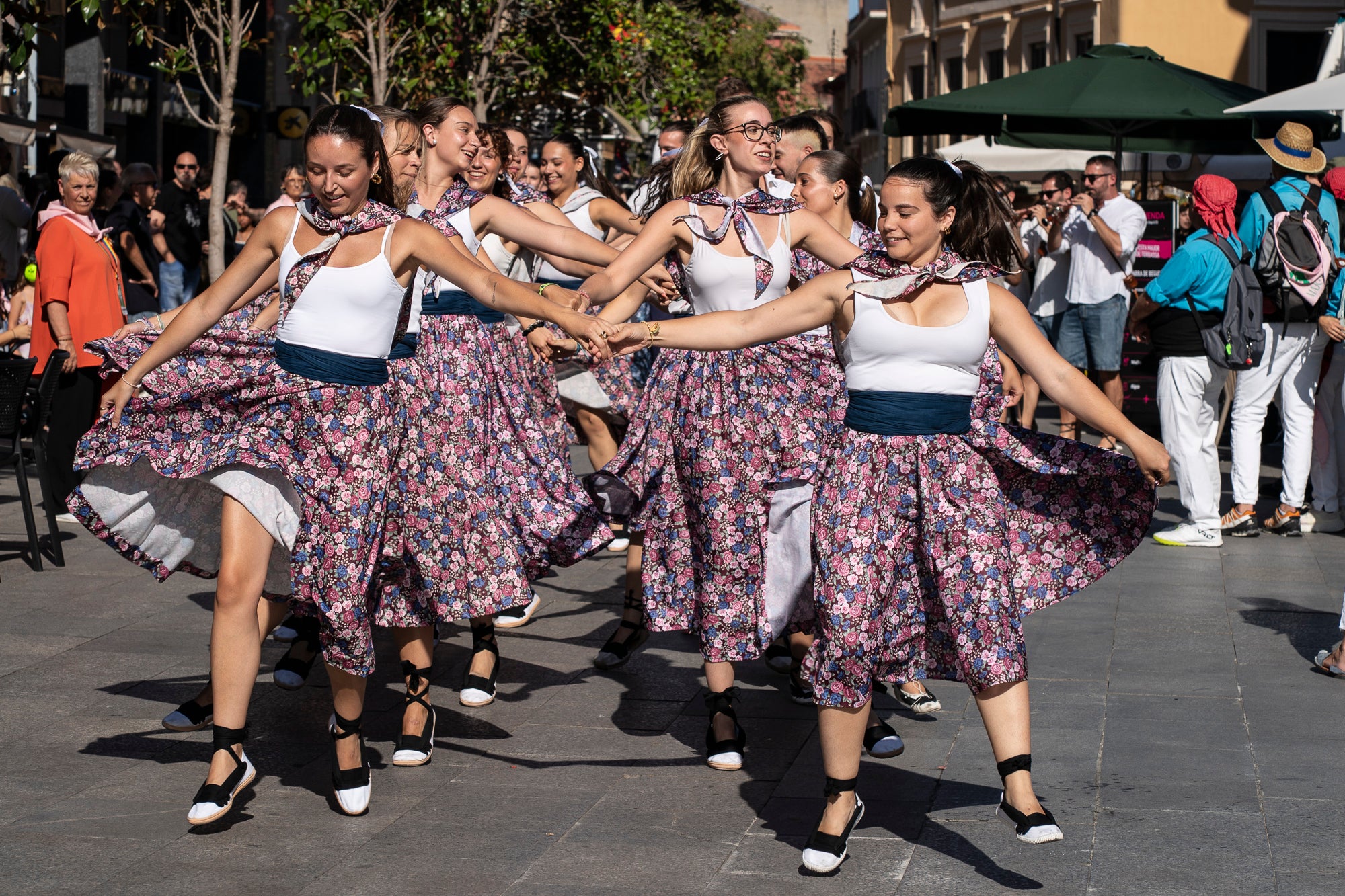 Els carrers de Terrassa han tornat a acollir la Cercavila de Festa Major, la mostra de cultura popular i tradicional catalana de la ciutat. Enguany, l'acte ha comptat amb la presència de totes les colles protocol·làries; el Drac de Terrassa, els Geganters de Terrassa, Nans i Capgrossos de Terrassa, l'Esbart Egarenc, els Bastoners de Terrassa, els Minyons de Terrassa, els Castellers de Terrassa, els Diables de Terrassa i l'Àliga de Terrassa. A més, també actuat les colles sardanistes de la ciutat, les colles geganteres, les colles de diables i les colles d'imatgeria de foc, entre d'altres entitats culturals | Mireia Comas