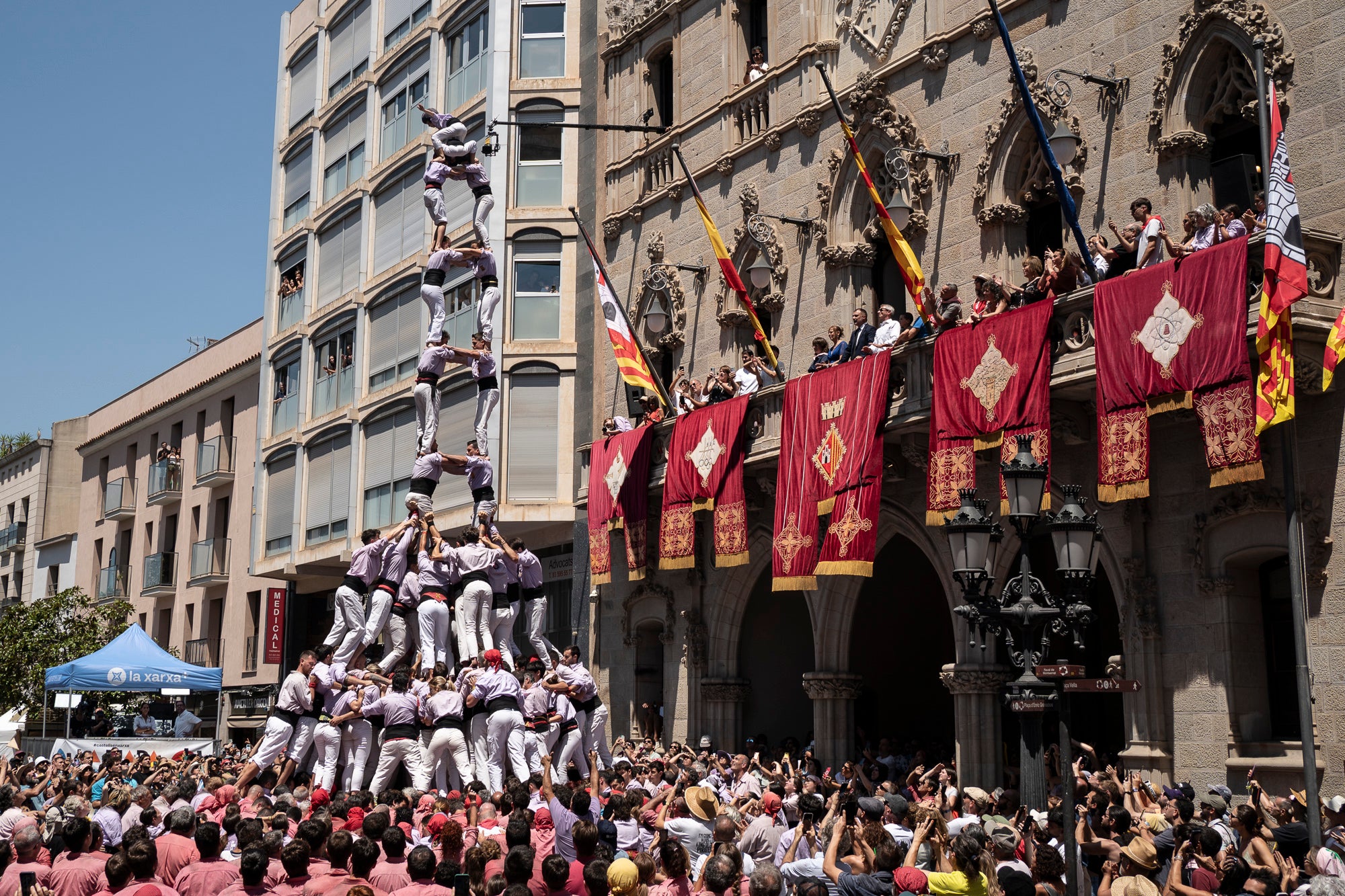 El Raval de Terrassa va acollir aquest diumenge, dia 5 de juliol, la gran actuació castellera de la Festa Major de Terrassa. Eufòria per als Minyons de Terrassa que van fer la seva millor actuació de la temporada i van estrenar fins a tres castells a plaça: el 4 de 9 amb folre, el 2 de 9 amb folre i manilles i el pilar de 7 amb folre. A més de tancar la tripleta de castells de 9 amb el 3 de 9 amb folre. Van patir més els Castellers de Terrassa que van començar molt bé amb la Torre de 7, però van patir dos intents del 4d8. Per culpa d’això, van anar sobre segur i van optar pel 7d7 i el 3d7 aixecat per sota que els van sortir rodons. Per acabar, la colla vella dels Xiquets de Valls van portar el 3d9, el 4d9f, el 4d8p i el p7f.