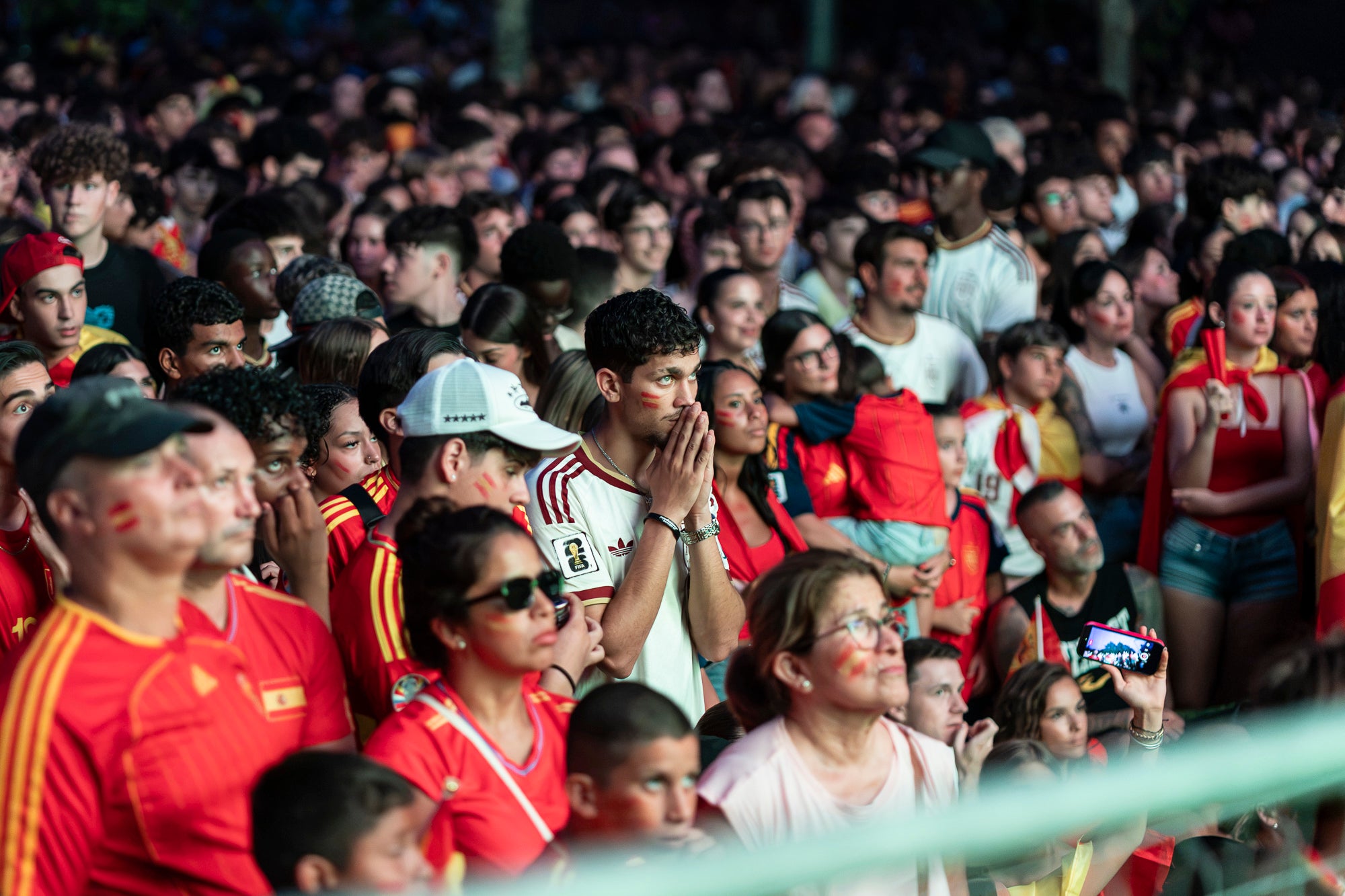 L'Espai Vela del parc de Vallparadís de Terrassa es va omplir aquest diumenge a la nit amb 8.500 aficionats per seguir en pantalla gran i animació des de l'escenari la final del Mundial de futbol a Nova York entre les seleccions d'Espanya i l'Argentina. L'emoció es va mantenir fins a la segona part de la pròrroga quan el jugador del Barça Ferran Torres va marca l'1-0 definitiu, que va donar la corona planetària a un combinat amb els terrassencs Dani Olmo i Marc Pubill. Entre els assistents també hi havia aficionats del conjunt de Messi. A causa de la calor i aquestes emocions, es van haver d'efectuar algunes evacuacions de seguidors | Mireia Comas