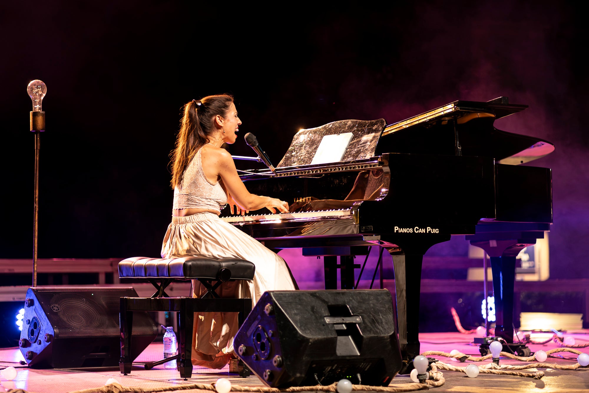 Gemma Humet ha estat l’encarregada del gran concert de dimarts de la Festa Major. Una de les artistes més destacades de l’àmbit de la cançó d’autor i també per la seva habilitat amb el piano ha mostrat el seu talent en un escenari incomparable, la plaça del Rector Homs, amb la Seu d’Ègara de fons. Ha estat un concert delicat i profund, on la interpretació esdevé refugi i la proximitat amb el públic converteix cada cançó en una experiència compartida.