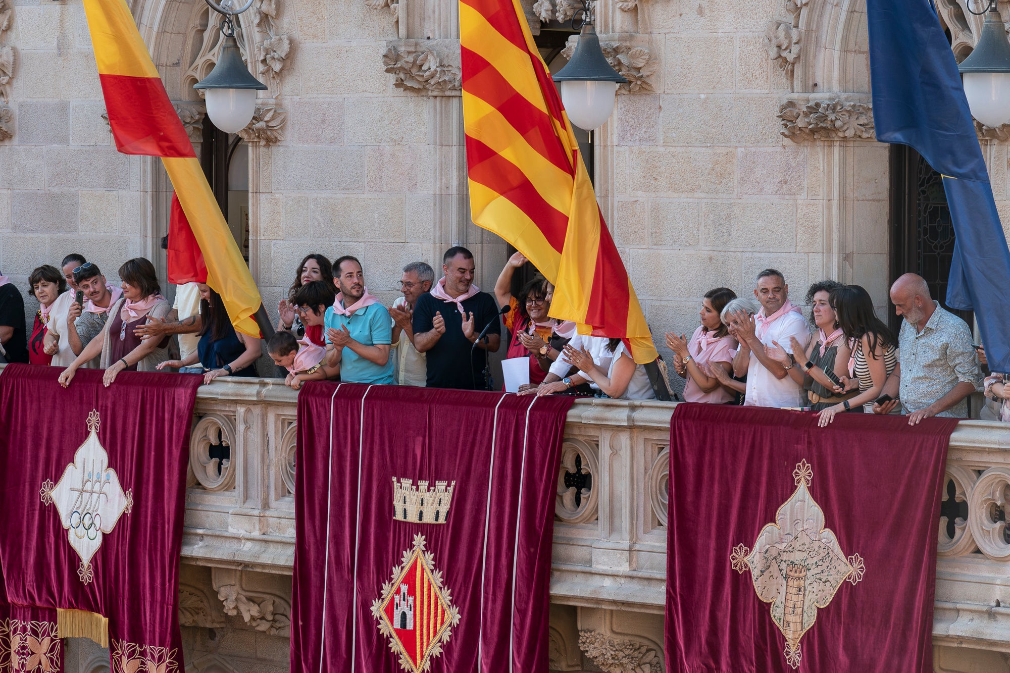 La Festa Major de Terrassa 2026 ja és aquí. Ahir, divendres dia 3 de juliol, a les 20 hores van repicar les campanes de tota la ciutat i va entrar al Raval de Montserrat el Drac de Terrassa, donant el tret de sortida de la Festa Major d'enguany. Tot seguit, es va procedir a la lectura del pregó de Festa Major a càrrec de Montse Alcaraz, presidenta de la Colla del Bitxo del Torrent Mitger. Després de la lectura del pregó, l'alcalde va fer l'obertura oficial de la Festa i algunes de les colles protocol·làries de la ciutat van fer una mostra de danses tradicionals i emblemàtiques. Posteriorment, es va donar a conèixer el Capgròs de l'Any, que enguany ha recaigut en Mercè Gómez, una de les fundadores del Casal de la Dona de Terrassa | Mireia Comas