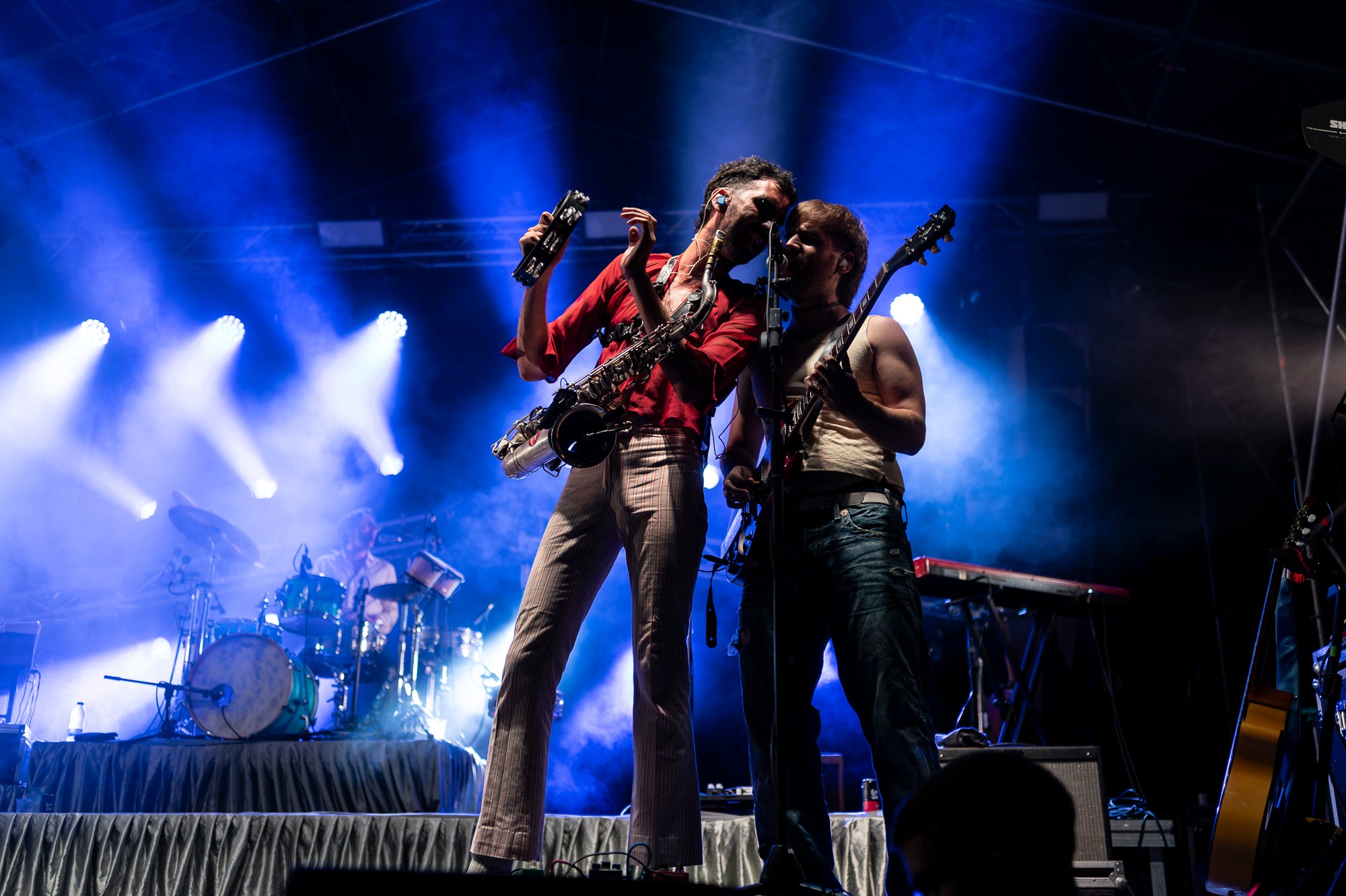 La plaça Vella s’ha rendit a la Ludwig Band en aquesta nit de dilluns de Festa Major. La banda formada per Gabriel Bosch, Quim Carandell, Roger Cassola, Pau Esteve, Andreu Galofré i Lluc Valverde ha presentat el seu darrer disc, “Pel barri es comenta”, i ho ha fet en plena forma. Amb una ambientació més urbana, però mantenint les lletres sofisticades i plenes d’ironia, el grup ha mostrat un so més madur i envolvent. La Ludwig també ha aprofitat per recordar els seus grans temes, i el públic s’ho ha passat d’allò més bé. 