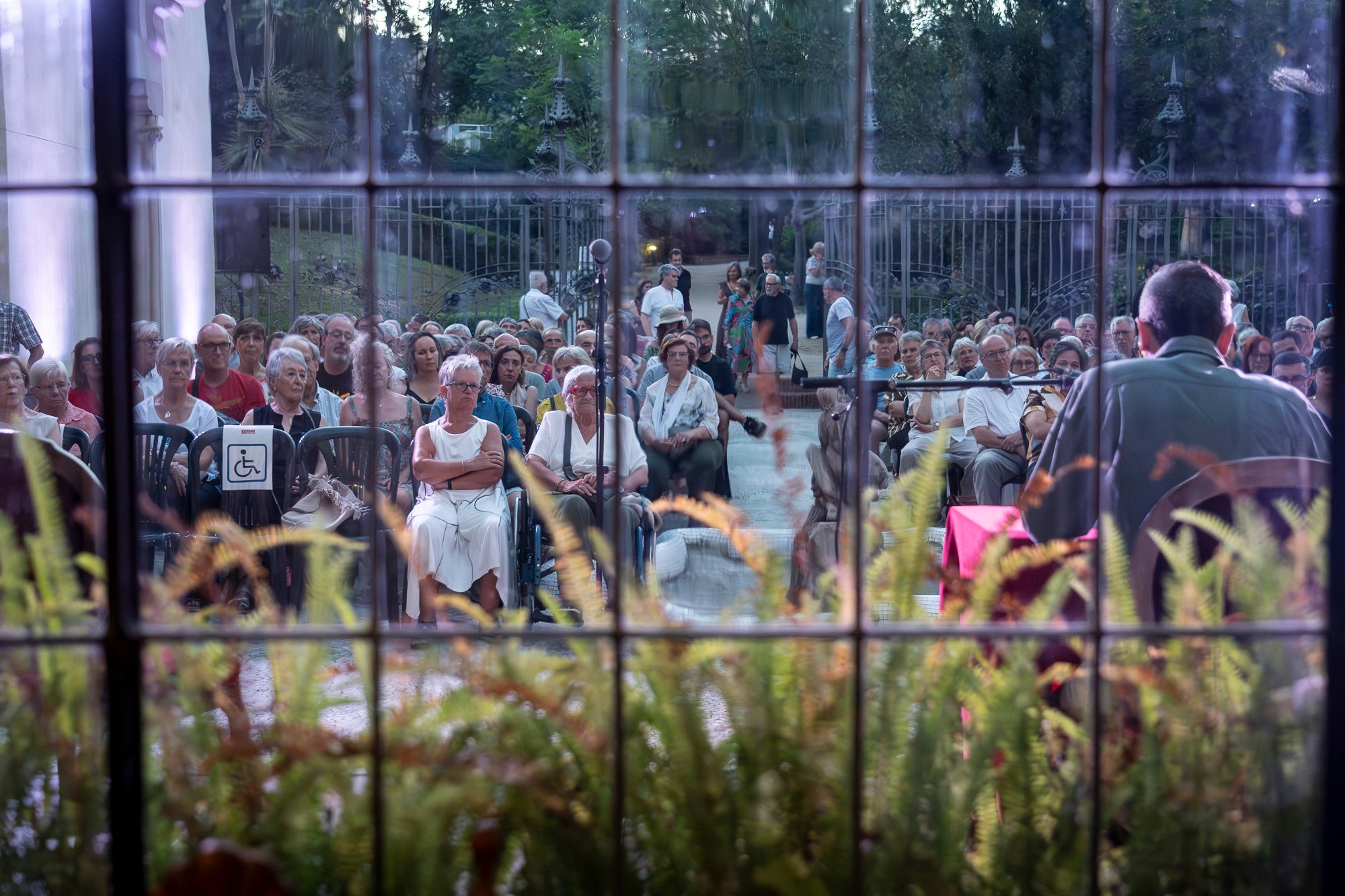 Terrassa va acollir ahir divendres, 3 de juliol, la Nit de la Poesia als Jardins de la Casa Alegre de Sagrera, un dels esdeveniments culturals més destacats de la programació Festa Major de Terrassa. Enguany, la jornada va tractar d'un recital basat en les traduccions de Stefan Zweig i Joan Vinyoli i va comptar amb les interpretacions de Rosa Cadafalch, Marissa Josa i Joan Grimalt al piano | Mireia Comas