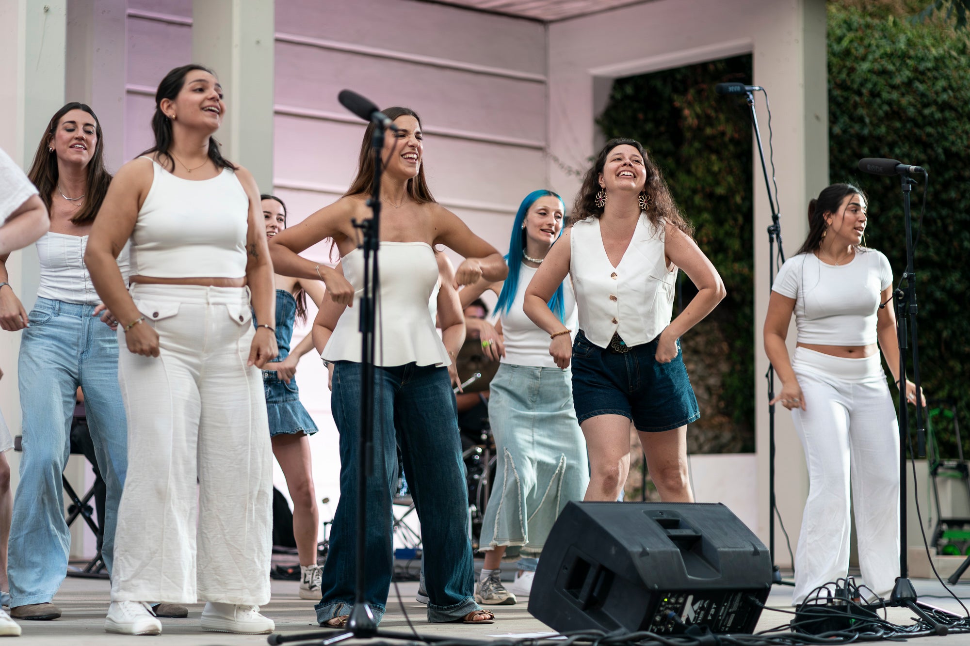 Aquest dissabte de Festa Major, l’amfiteatre del Parc de Sant Jordi ha acollit un concert molt especial. La coral Ohana ha portat el seu darrer espectacle, creat especialment per celebrar el seu 10è aniversari. La formació ha commemorat una dècada de música, amistat i creació col·lectiva amb una actuació que ha consistit en les cançons que han marcat la seva trajectòria. El concert del 10è aniversari proposa un recorregut per les peces que millor representen la història d’Ohana i ha inclòs, com sempre, alguna sorpresa. I és que segons han explicat les seves integrants, es tracta de l’espectacle que millor resumeix l’essència del projecte: una combinació de música, emoció, amistat i treball que ha definit la coral durant aquests deu anys