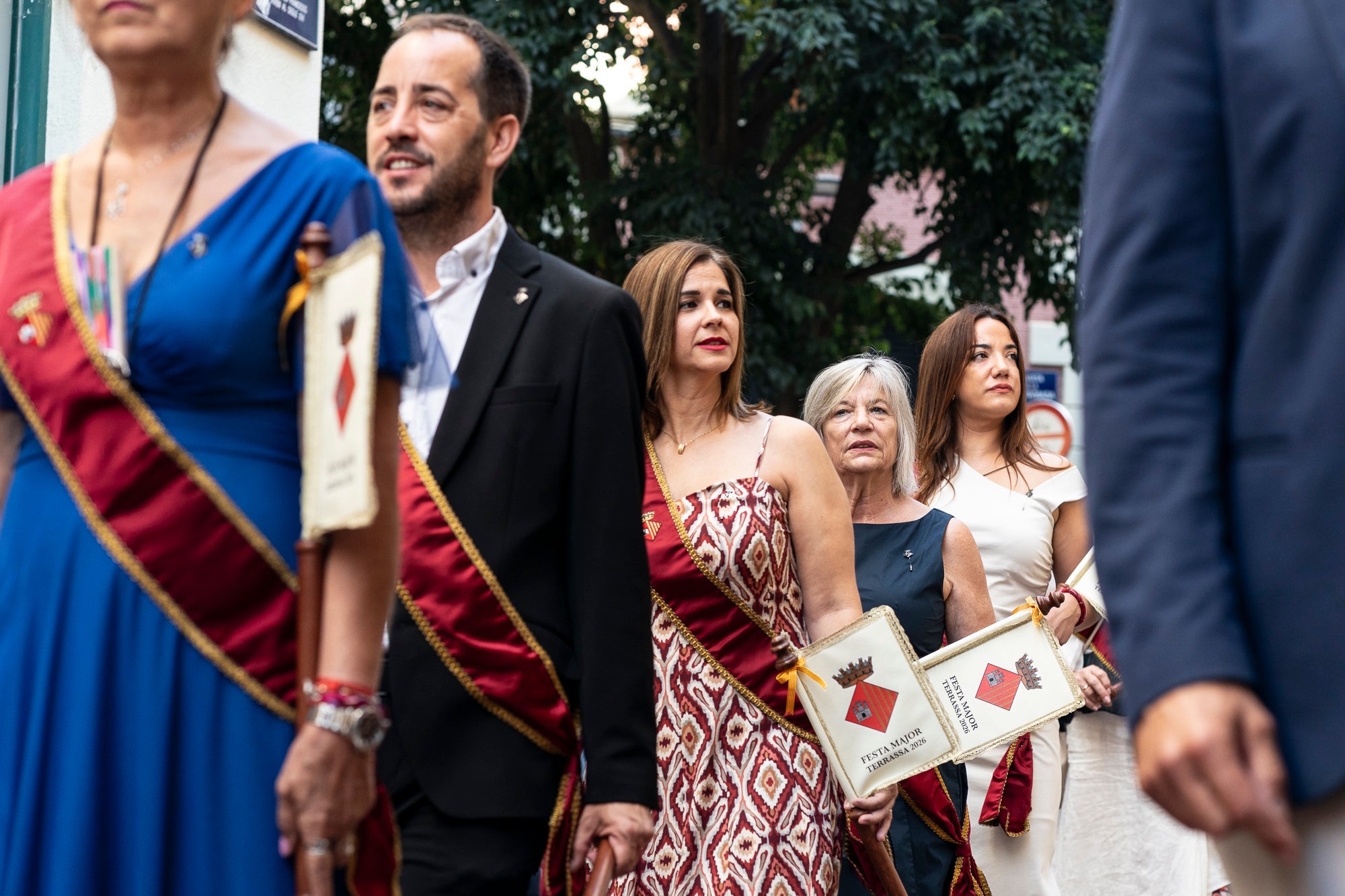 El Ball de Plaça 2026 tenia l'expectativa que ja s'ha fet amb els Protocols de la Festa Major de Terrassa actualitzats i estableix que són els grups de cultura popular els qui decideixen amb quins regidors ballen i amb quins no. El ritual ha començat aquest diumenge al matí partint el seguici de l'Ajuntament per anar cap a la missa de la catedral del Sant Esperit i sortint en acabar de l'ofici per a participar a la plaça Vella dels balls de l'Esbart Egarenc, els Nans amb els seus capgrossos, els Bastoners, el Drac, els Gegants i l'Àliga de Terrassa. Dels 27 regidors presents, tres s'han quedat sense parella però l'acte ha estat més serè que el de l'any passat | Mireia Comas